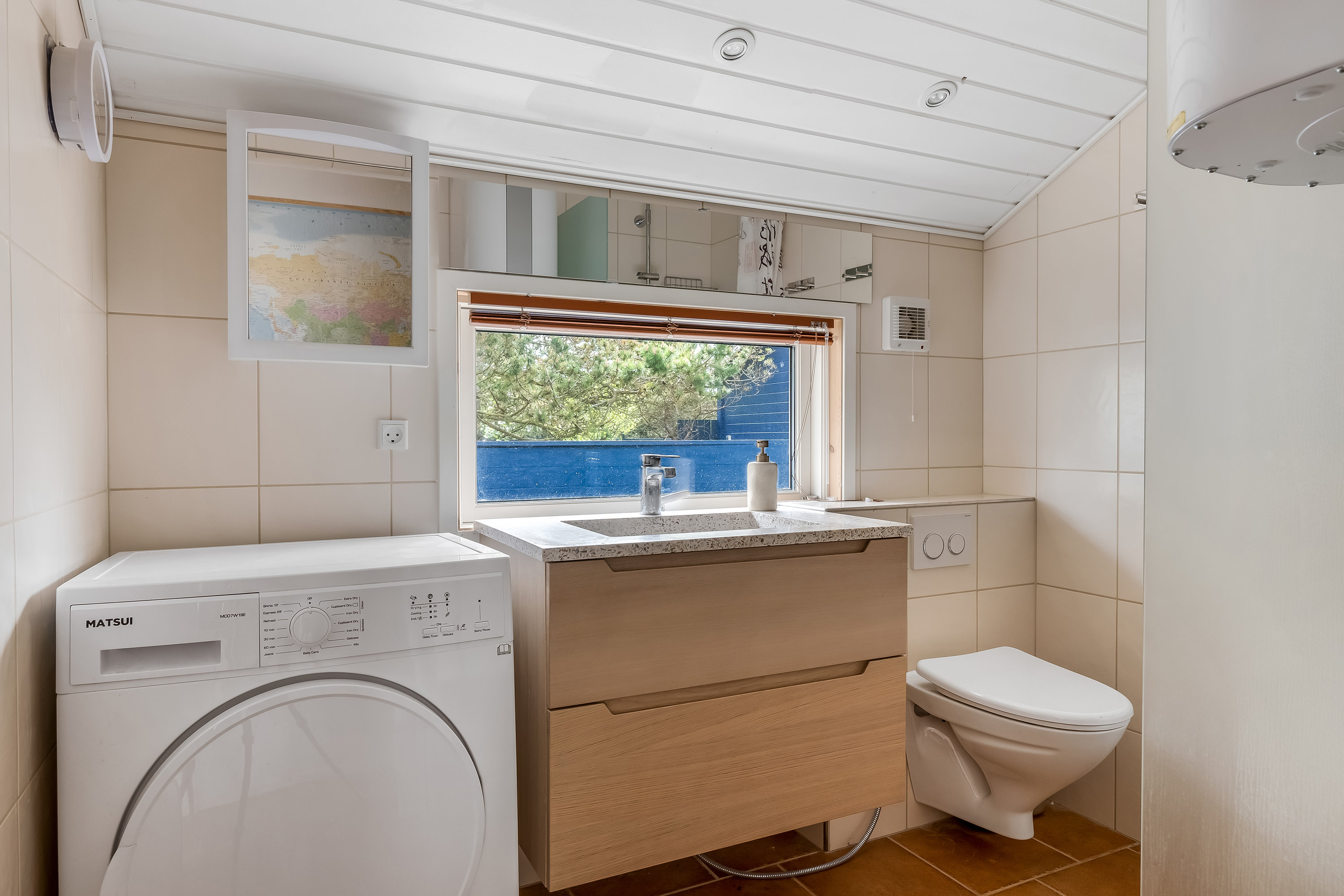 Fremhævet toilet billede i fuldskærmstilstand. Billede af Hedemarken 37, Rindby, 6720 Fanø
