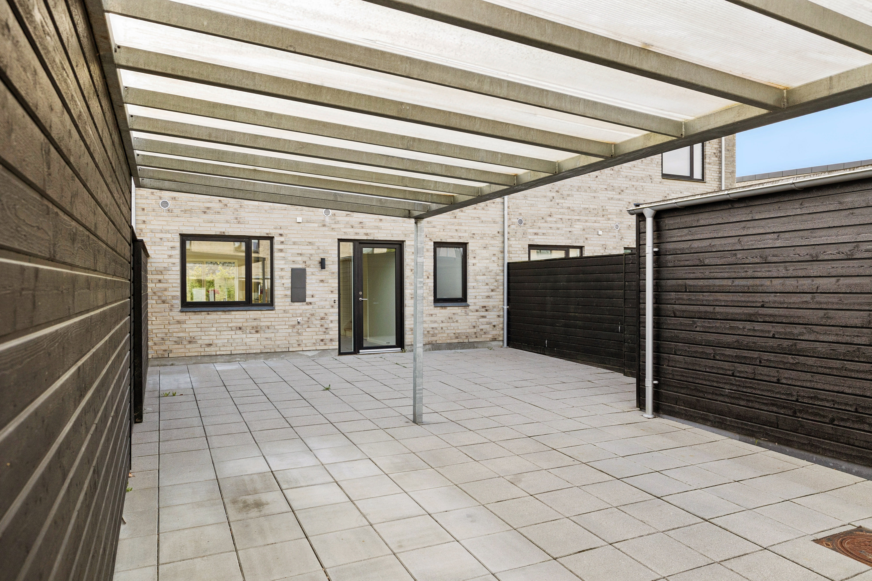 Fremhævet carport billede i fuldskærmstilstand. Billede af Fruering Skovmark 77, 8660 Skanderborg