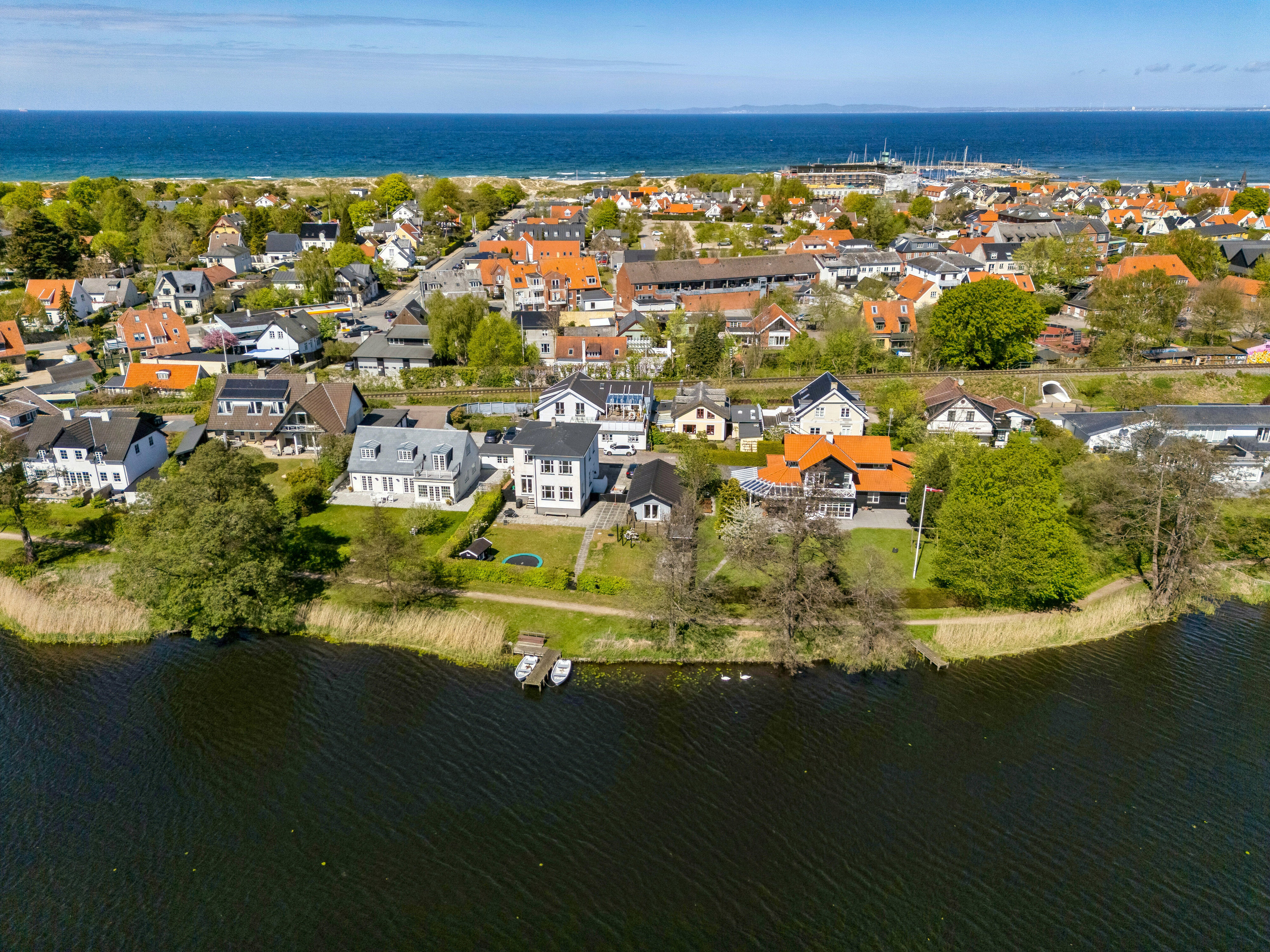 Fremhævet luftfoto billede i fuldskærmstilstand. Billede af Søvænget 13, 3100 Hornbæk
