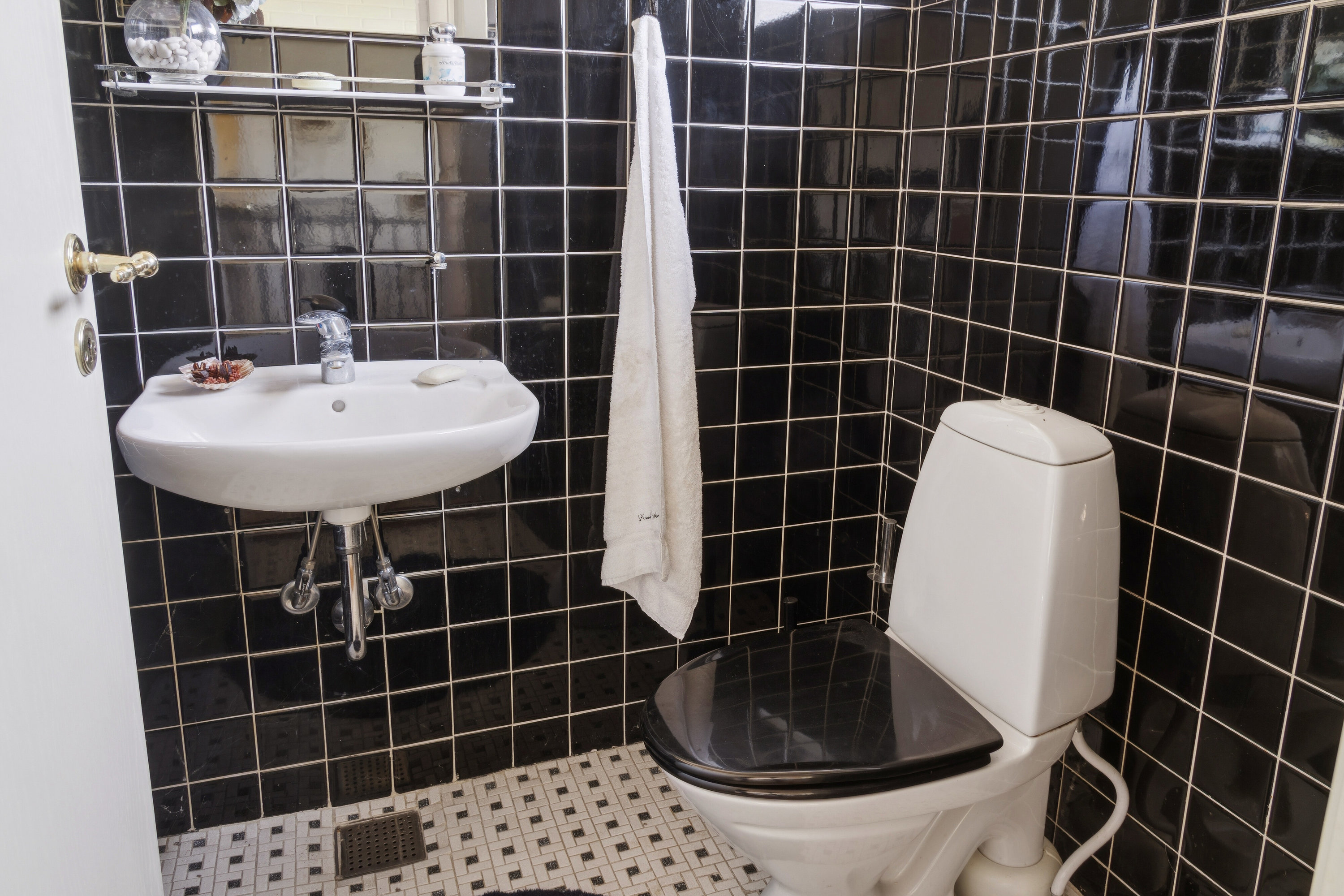 Fremhævet toilet billede i fuldskærmstilstand. Billede af Filippavej 5, 8270 Højbjerg