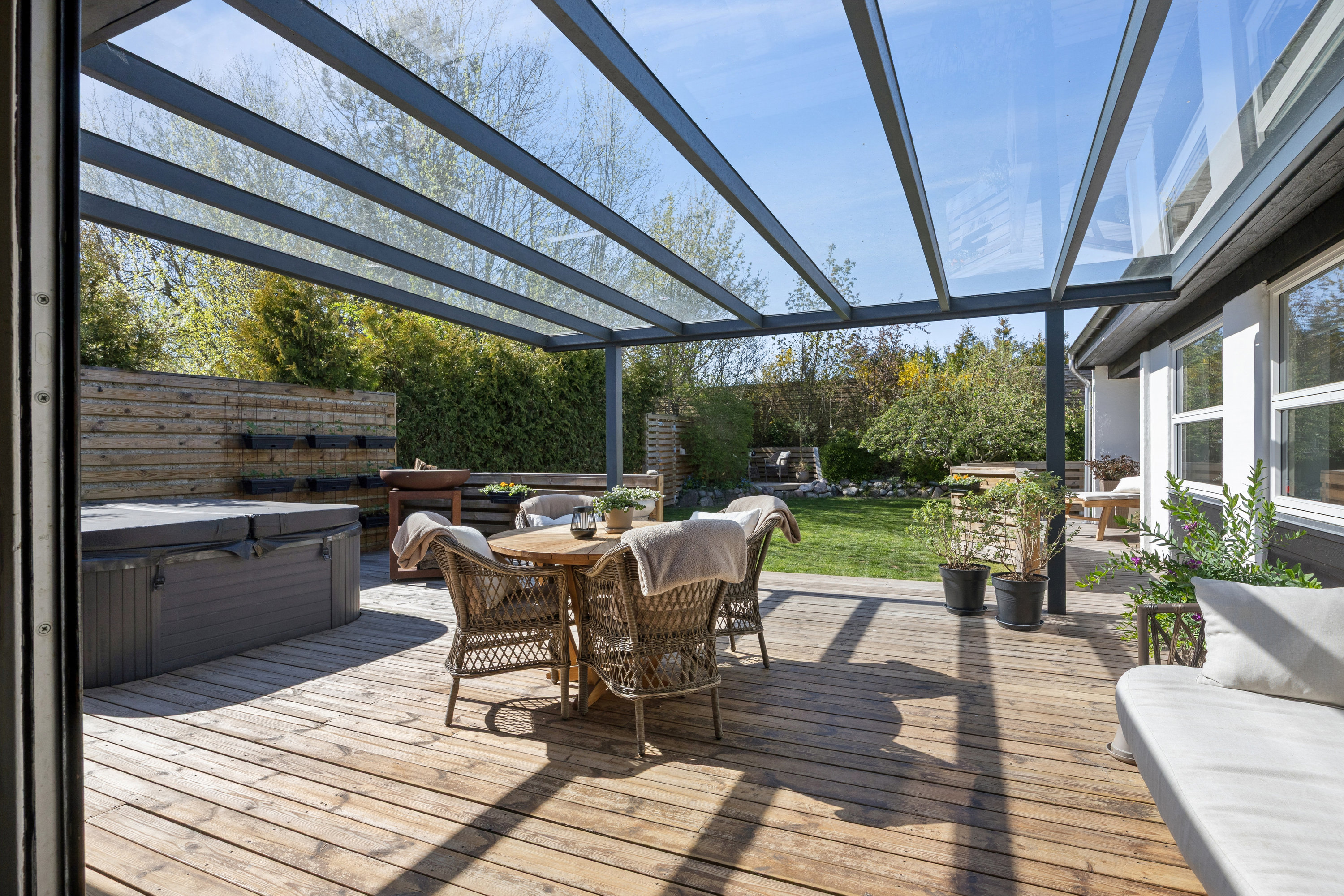 Fremhævet terrasse billede i fuldskærmstilstand. Billede af Solhegnet 28, 2670 Greve