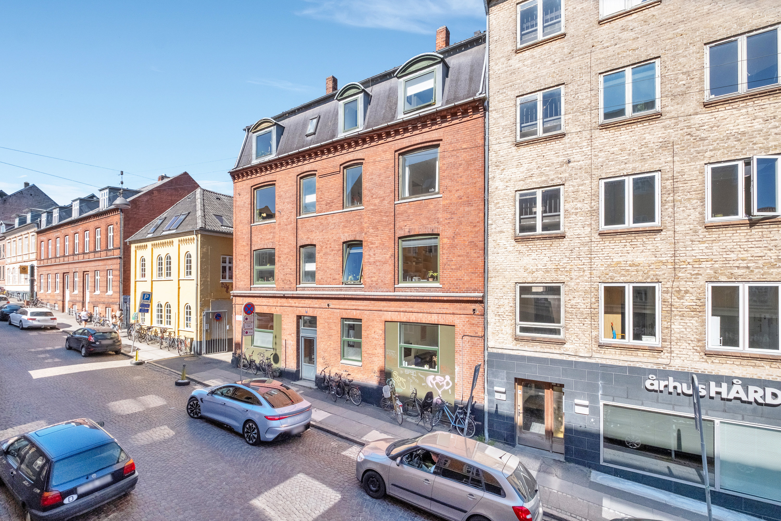 Fremhævet facade billede i fuldskærmstilstand. Billede af Hjelmensgade 4, 2. th., 8000 Aarhus C