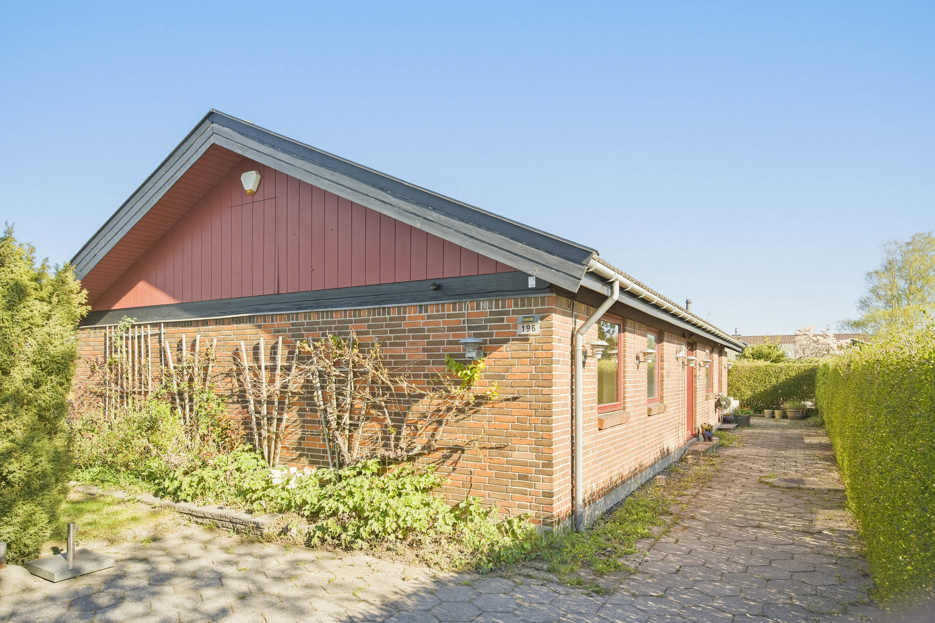 Fremhævet facade billede i fuldskærmstilstand. Billede af Bueparken 196, 2750 Ballerup