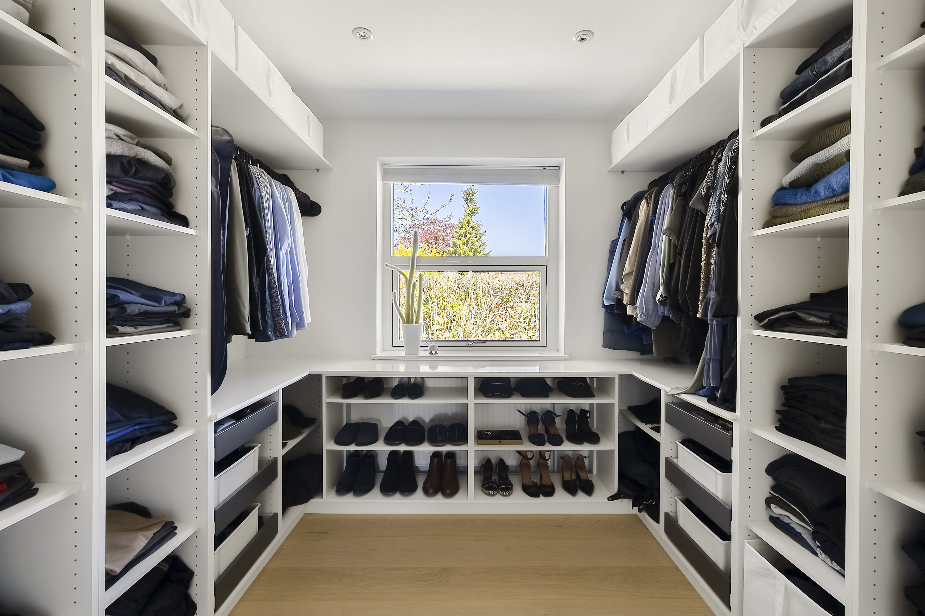 Fremhævet walk-in-closet billede i fuldskærmstilstand. Billede af Sommervej 15, Korsør Syd, 4220 Korsør