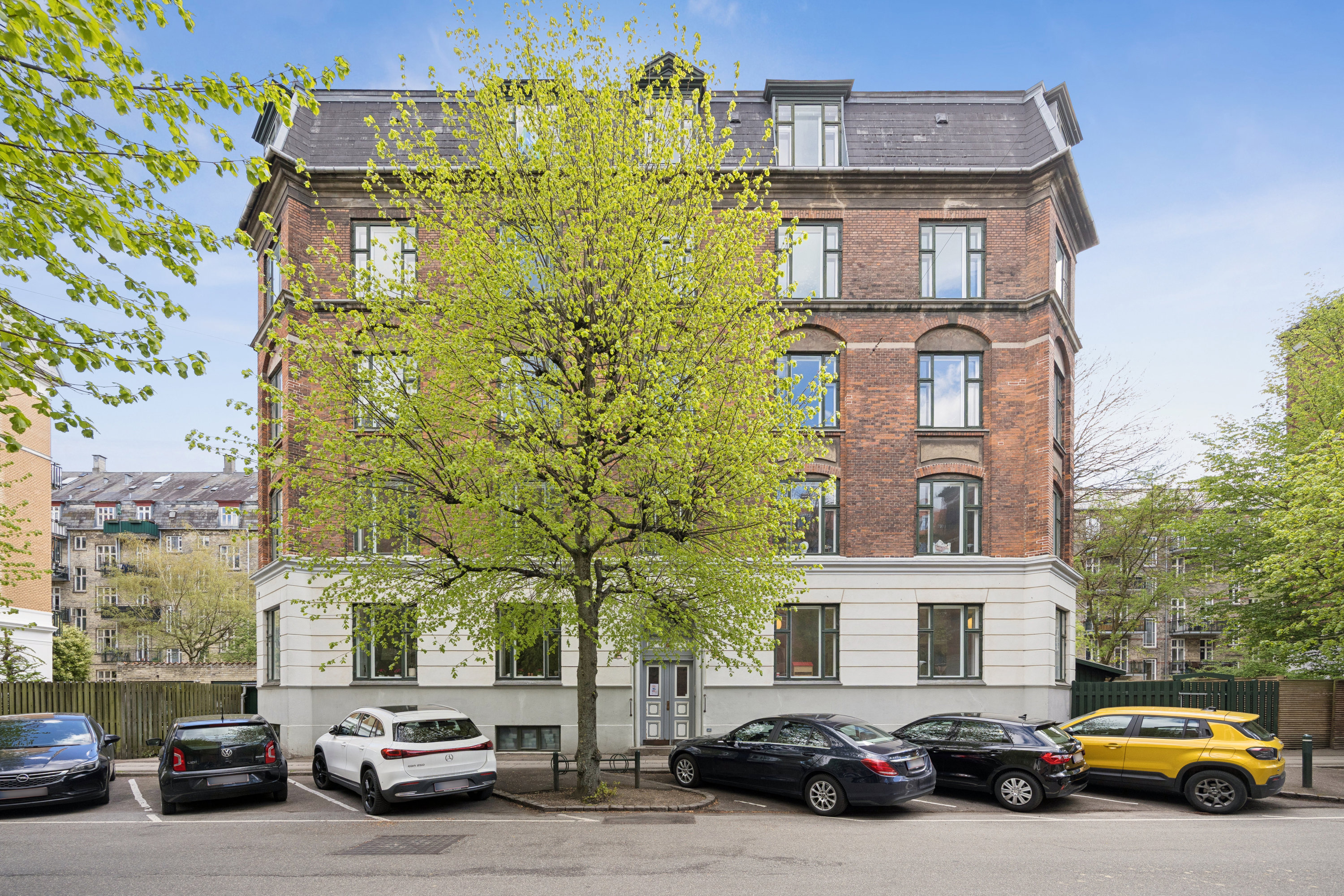 Fremhævet andet billede i fuldskærmstilstand. Billede af Dr. Abildgaards Alle 13, 4. th., 1955 Frederiksberg C