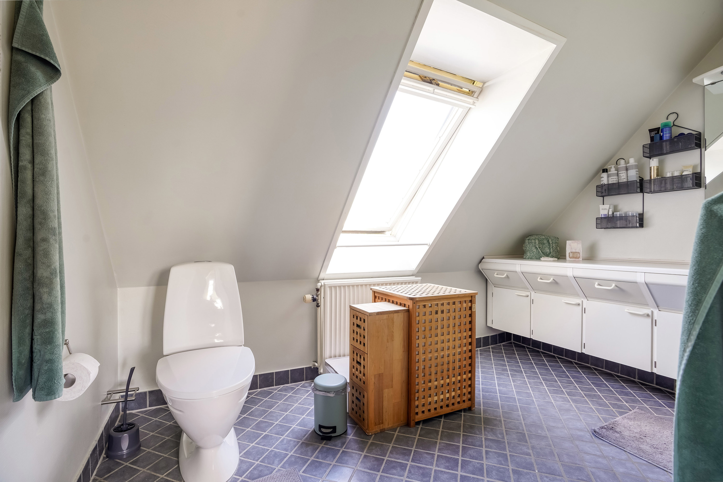 Fremhævet toilet billede i fuldskærmstilstand. Billede af Juelsmindevænget 12, Harndrup, 5463 Harndrup
