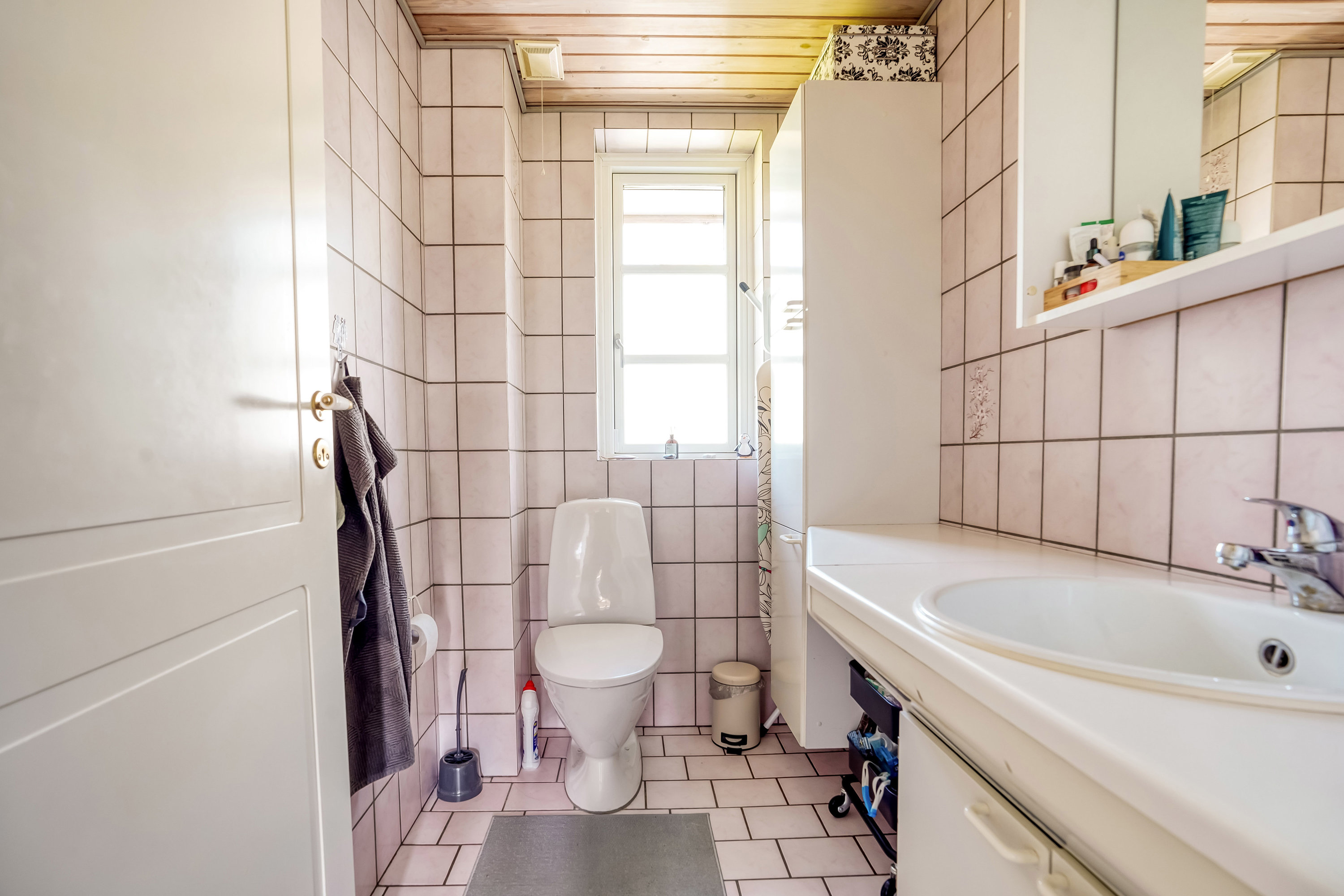 Fremhævet toilet billede i fuldskærmstilstand. Billede af Juelsmindevænget 12, Harndrup, 5463 Harndrup