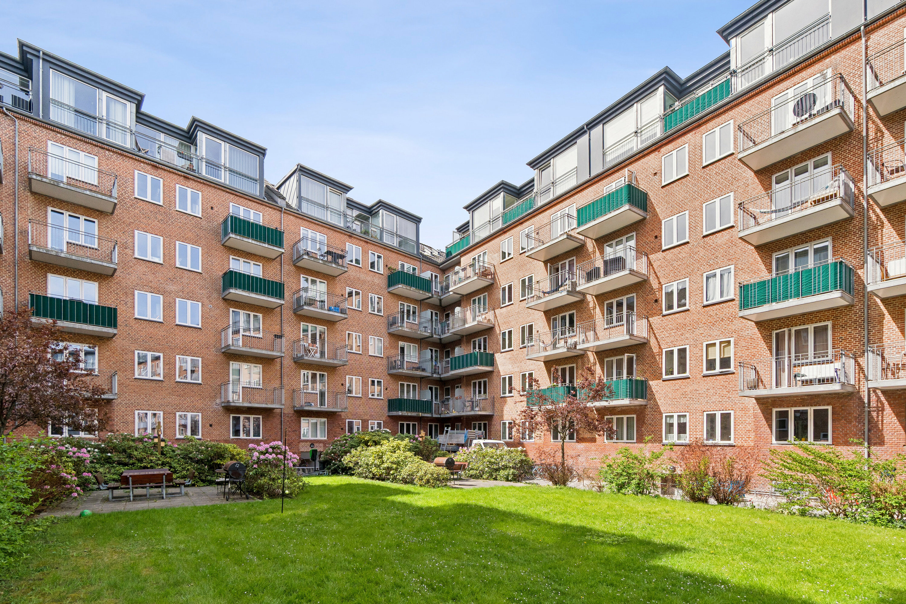 Fremhævet set fra haven billede i fuldskærmstilstand. Billede af Dalføret 13, 1. th., 2300 København S