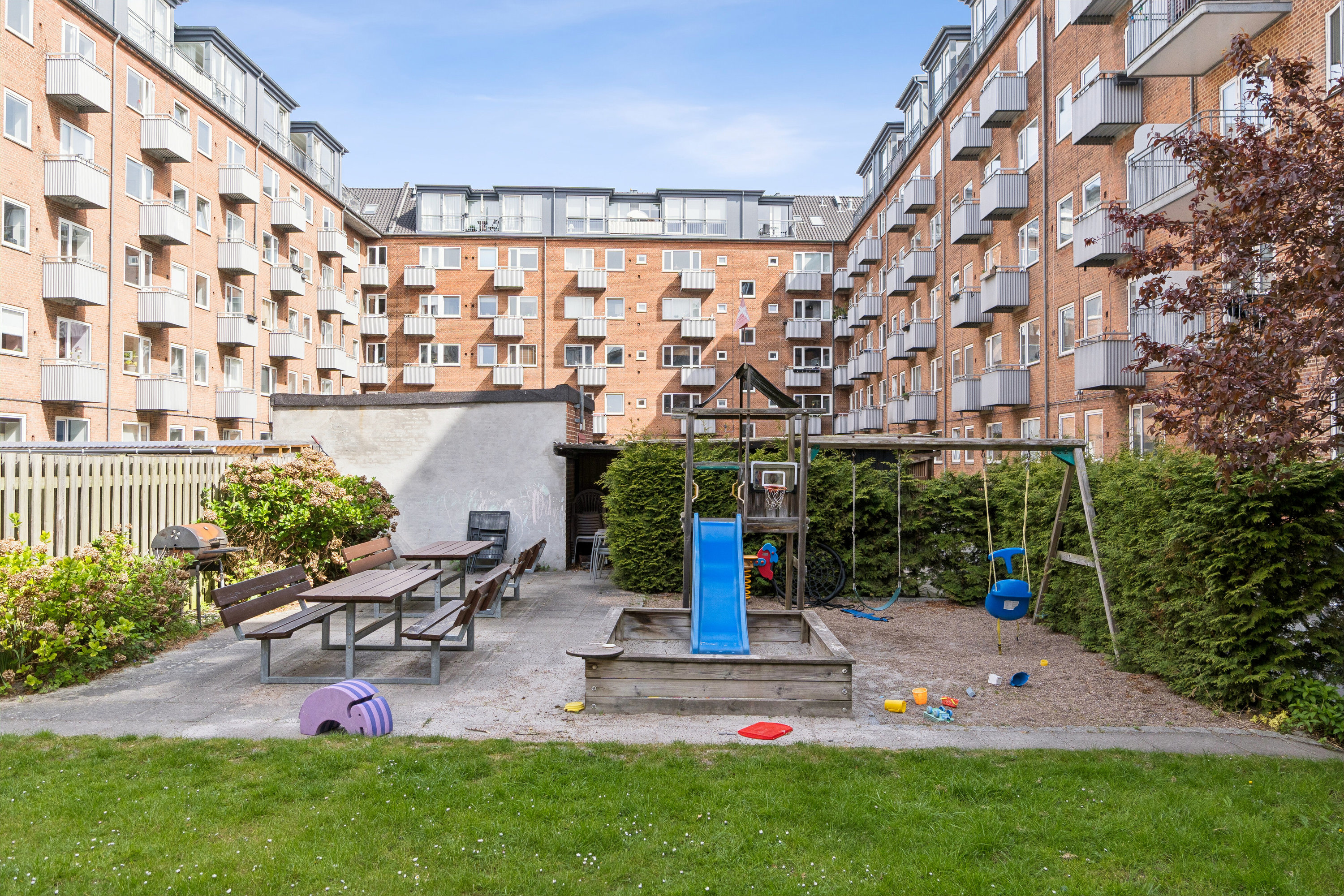 Fremhævet set fra haven billede i fuldskærmstilstand. Billede af Dalføret 13, 1. th., 2300 København S
