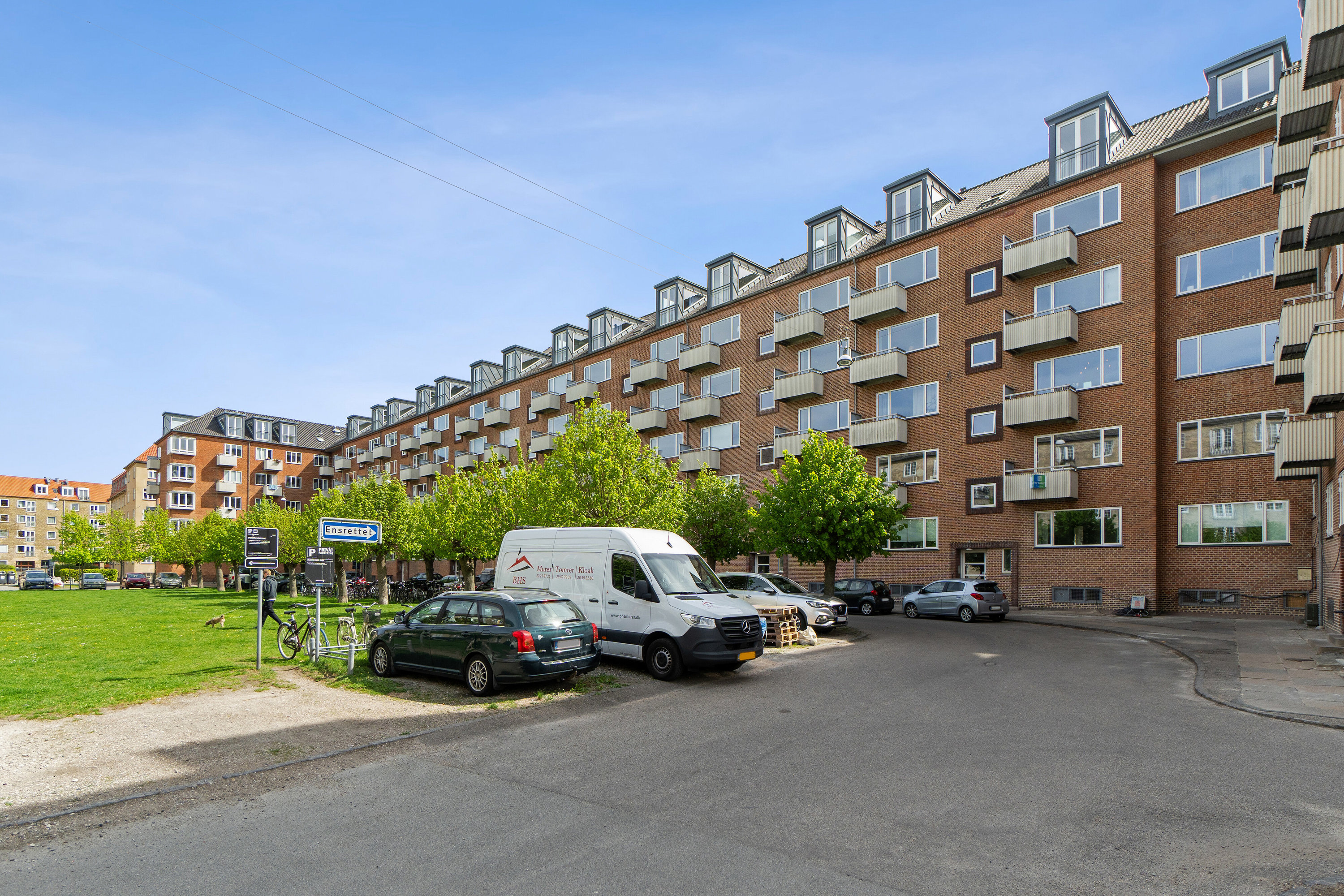 Fremhævet set fra vejen billede i fuldskærmstilstand. Billede af Dalføret 13, 1. th., 2300 København S