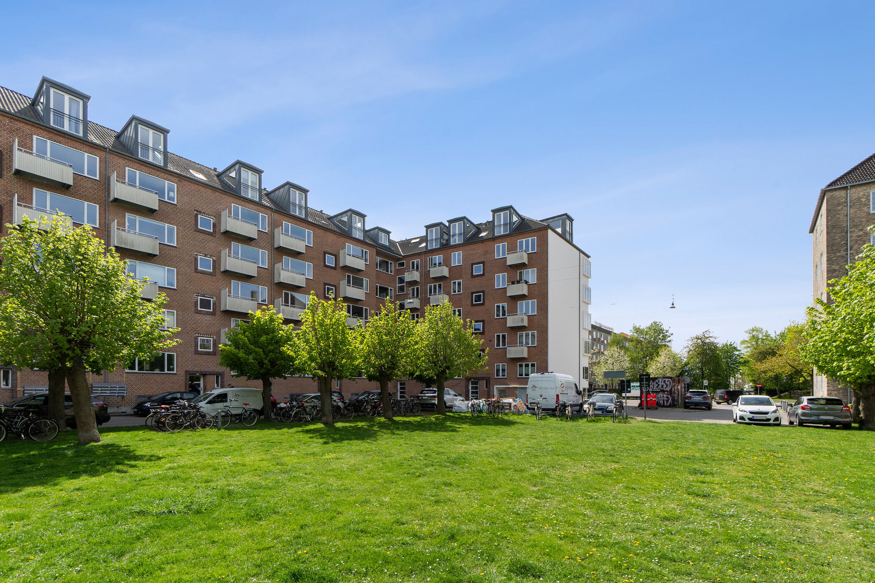 Fremhævet set fra haven billede i fuldskærmstilstand. Billede af Dalføret 13, 1. th., 2300 København S