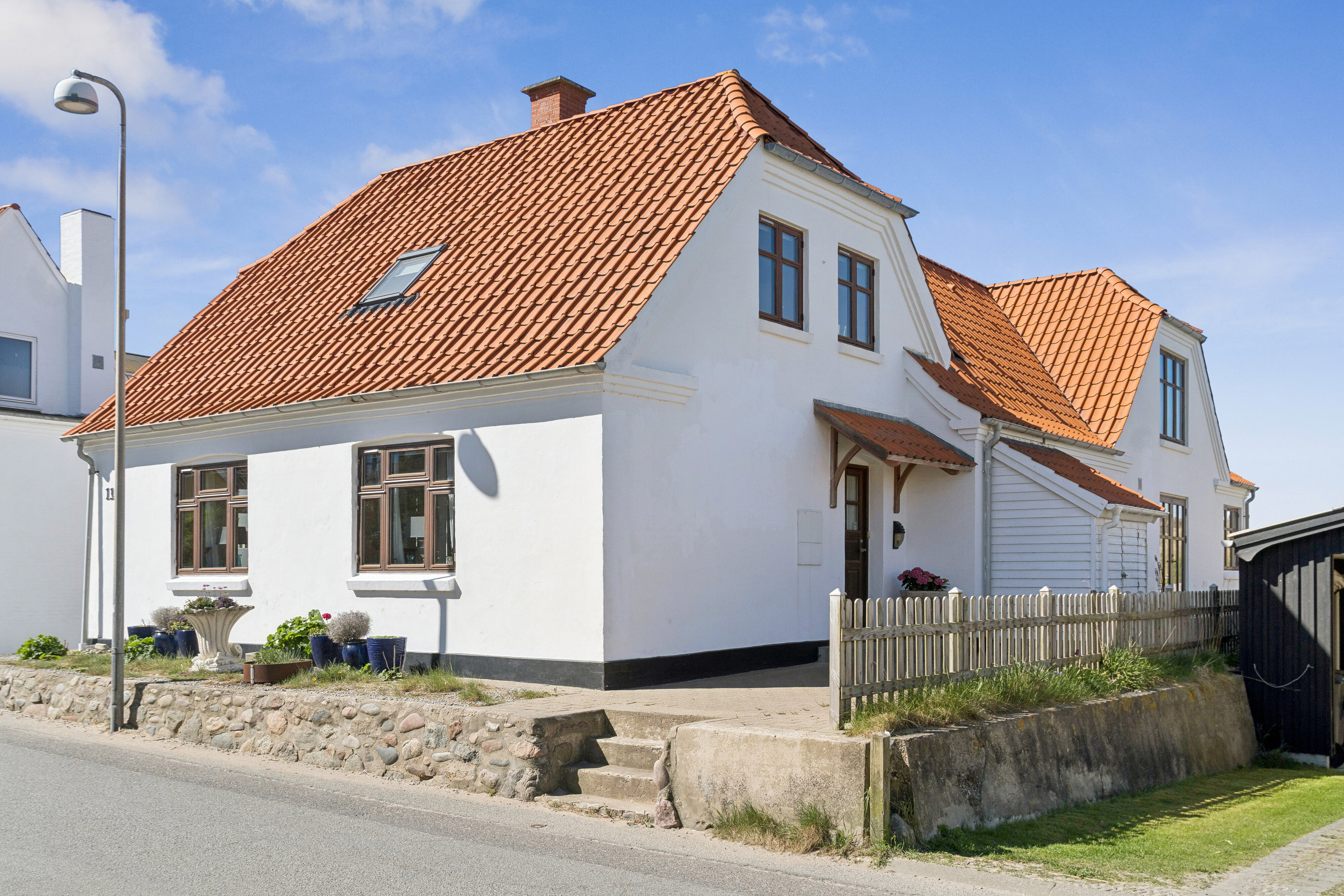Fremhævet set fra vejen billede i fuldskærmstilstand. Billede af Strandvejen 113, Lønstrup, 9800 Hjørring