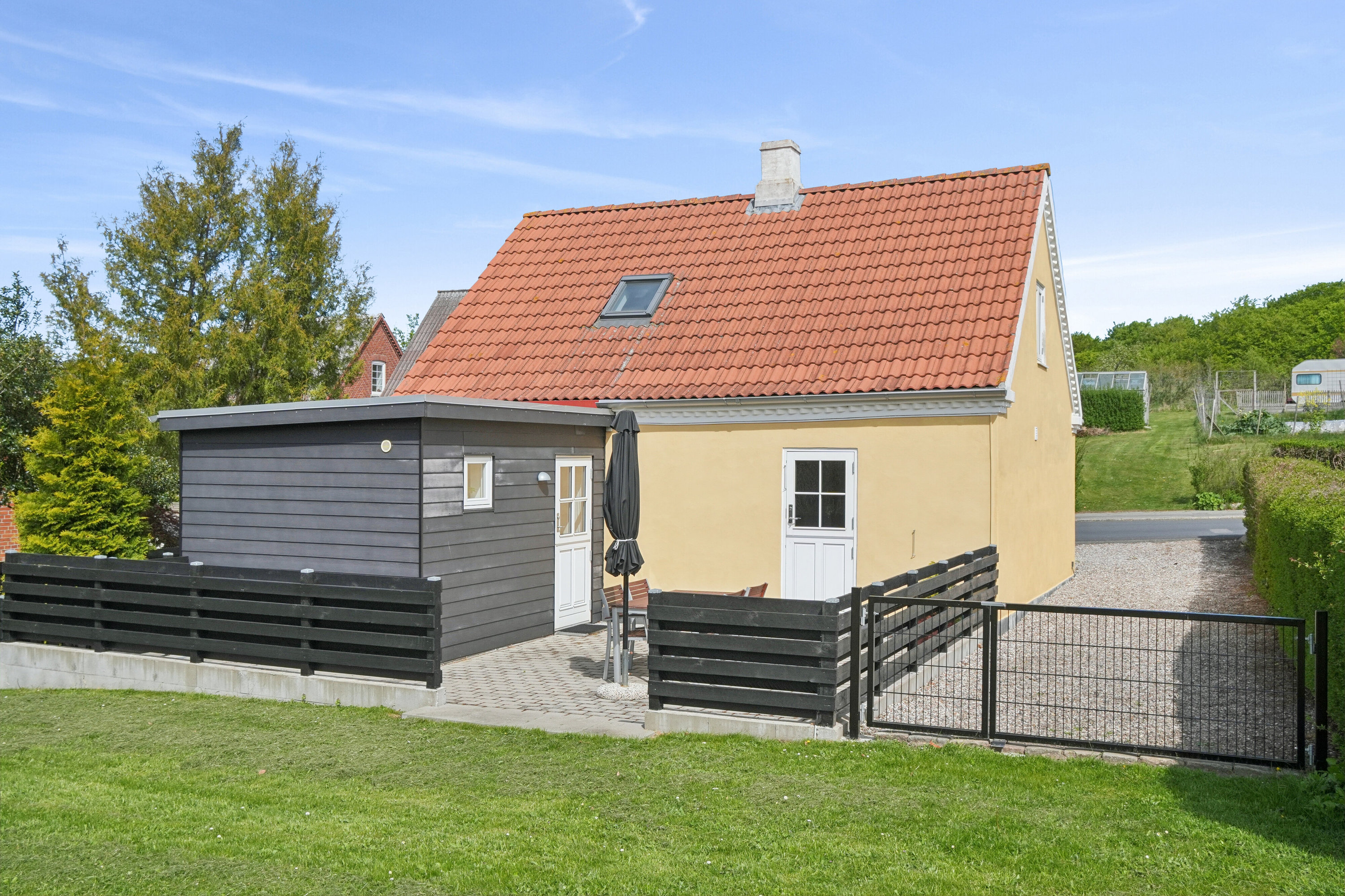 Fremhævet set fra haven billede i fuldskærmstilstand. Billede af Østergade 74, Lohals, 5953 Tranekær