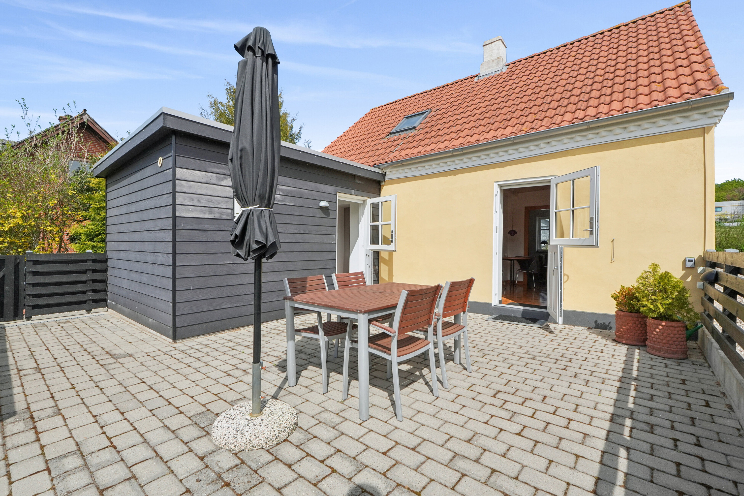 Fremhævet terrasse billede i fuldskærmstilstand. Billede af Østergade 74, Lohals, 5953 Tranekær