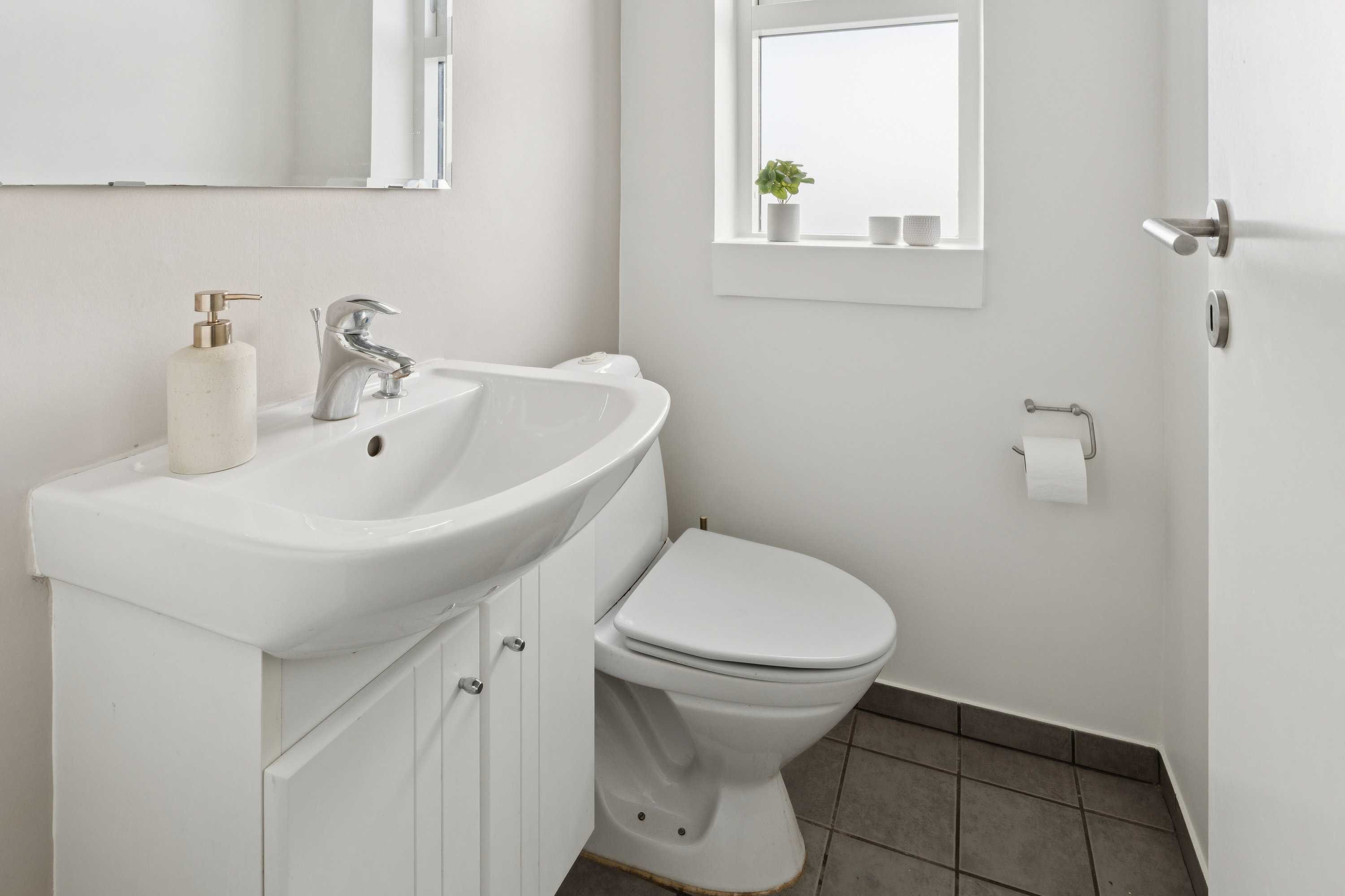 Fremhævet toilet billede i fuldskærmstilstand. Billede af Hyldevangen 5, 8620 Kjellerup