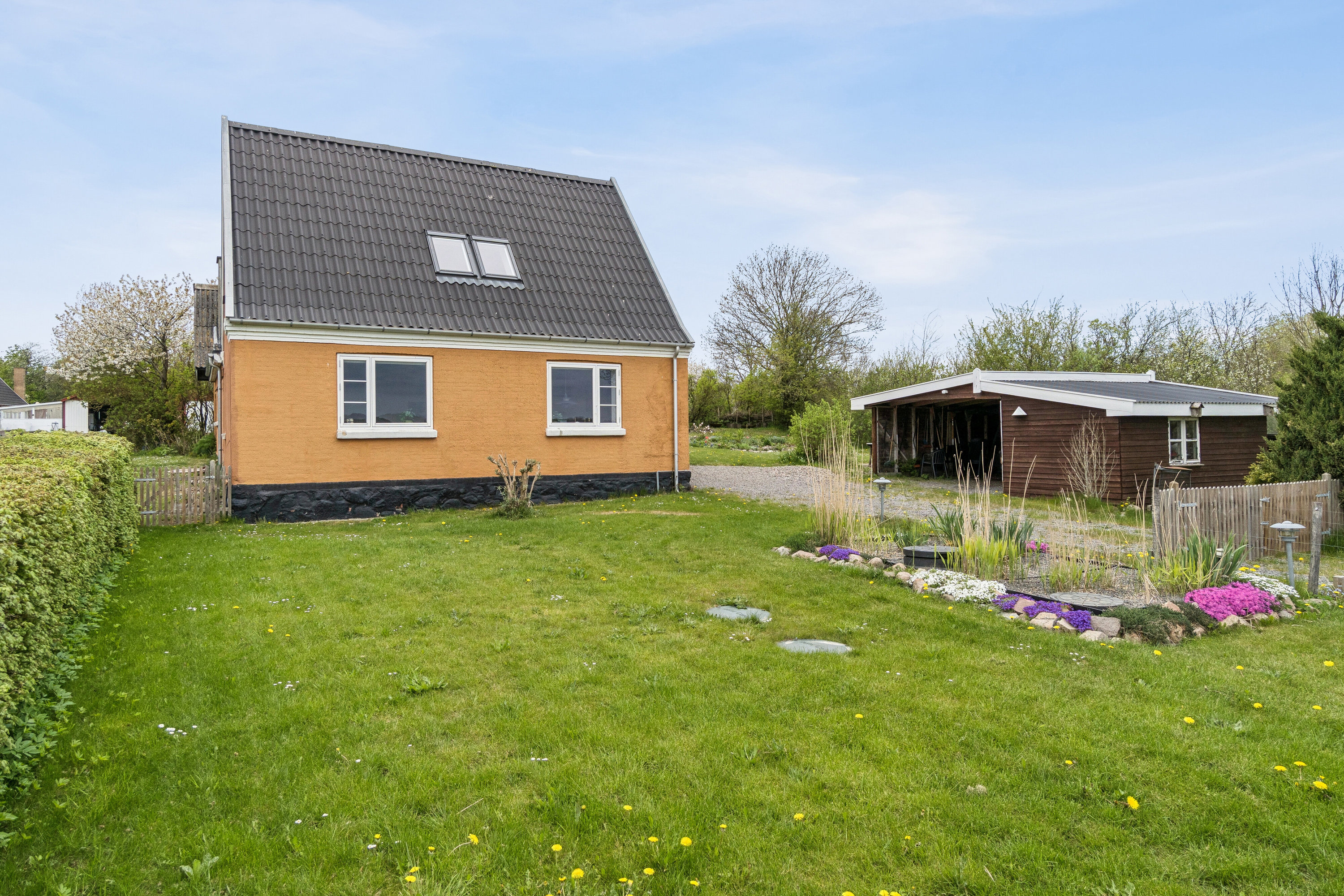 Fremhævet set fra haven billede i fuldskærmstilstand. Billede af Kærgårdsvej 5, Vestermarie, 3720 Aakirkeby