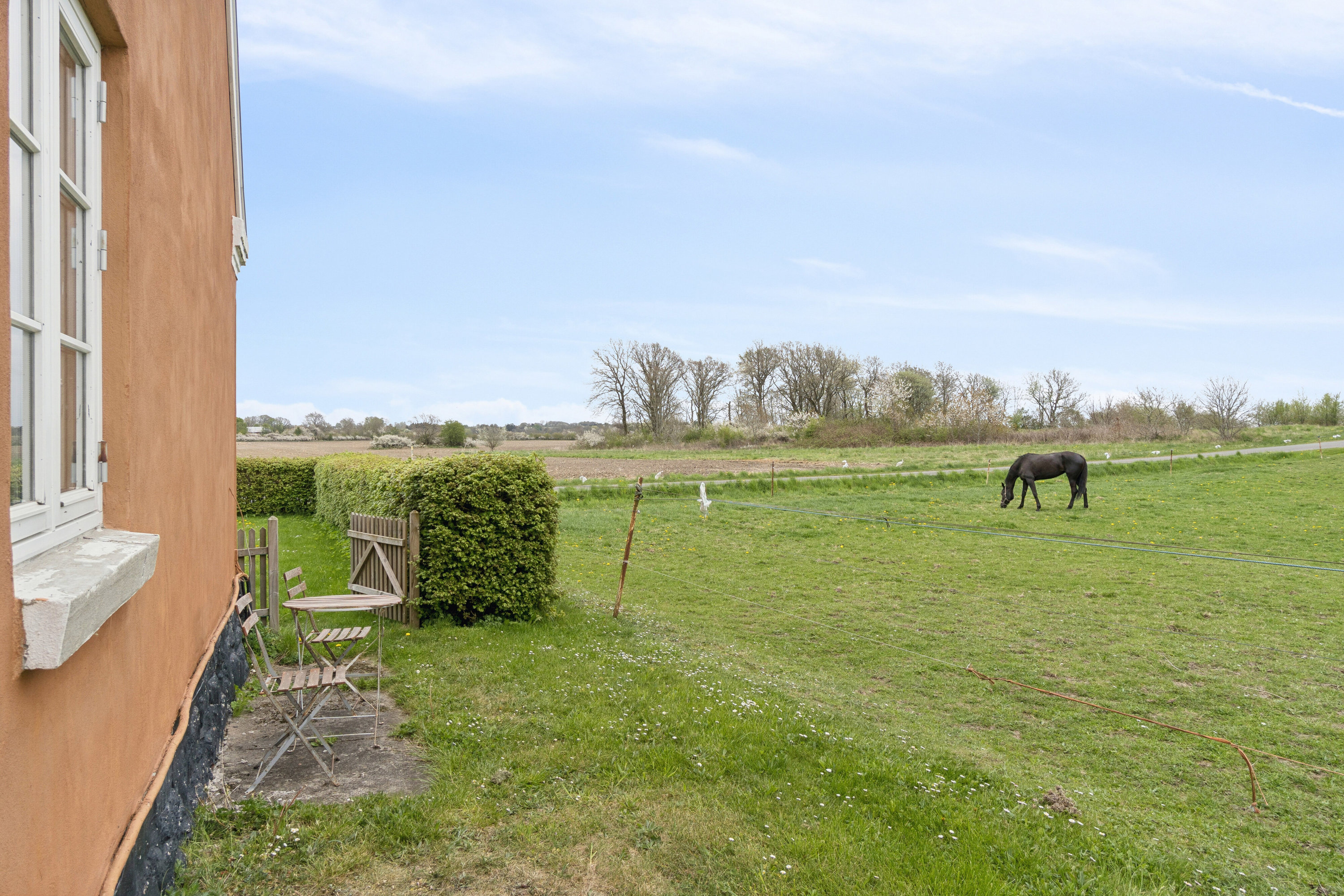 Fremhævet set fra haven billede i fuldskærmstilstand. Billede af Kærgårdsvej 5, Vestermarie, 3720 Aakirkeby