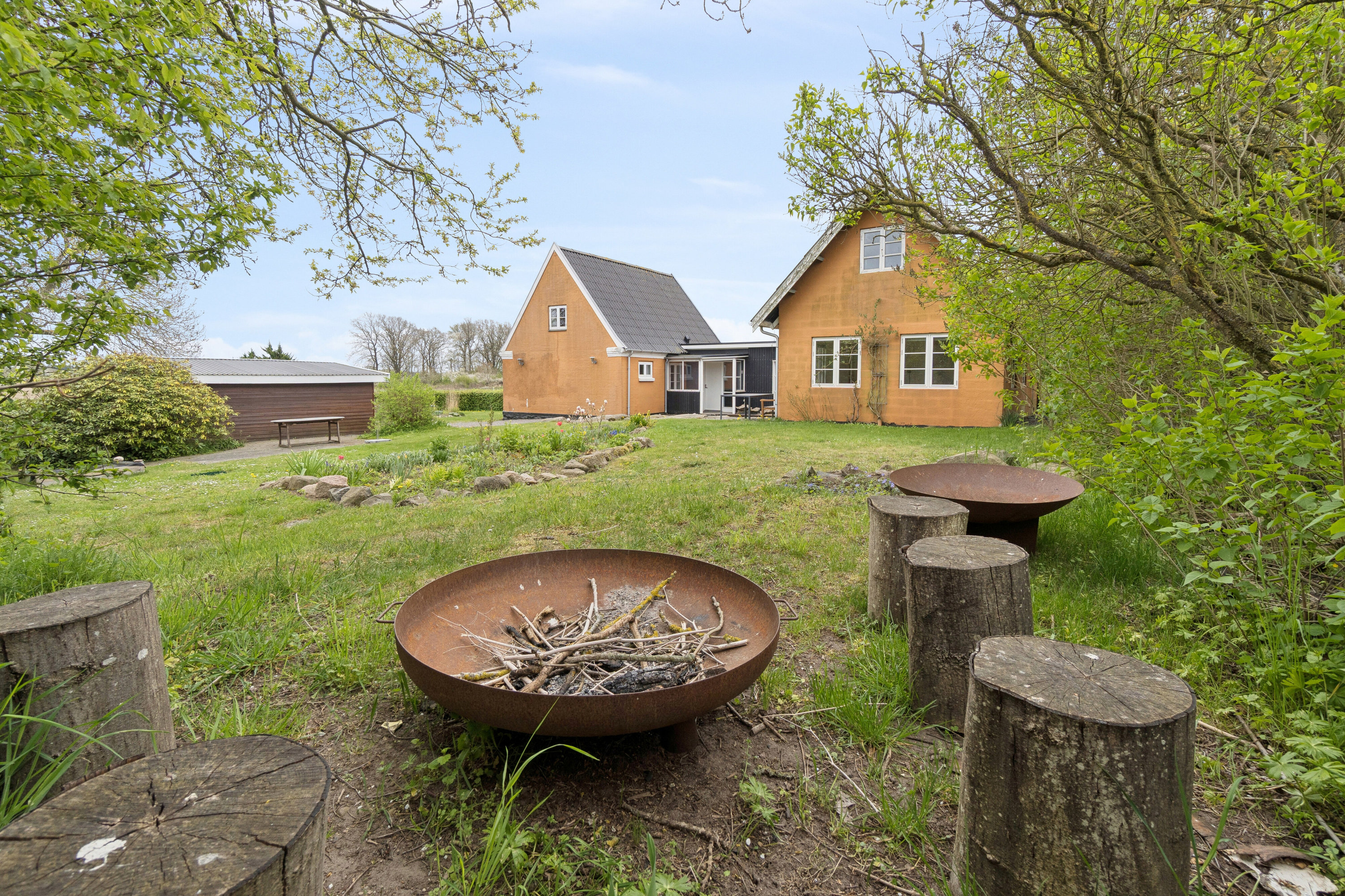 Fremhævet set fra haven billede i fuldskærmstilstand. Billede af Kærgårdsvej 5, Vestermarie, 3720 Aakirkeby