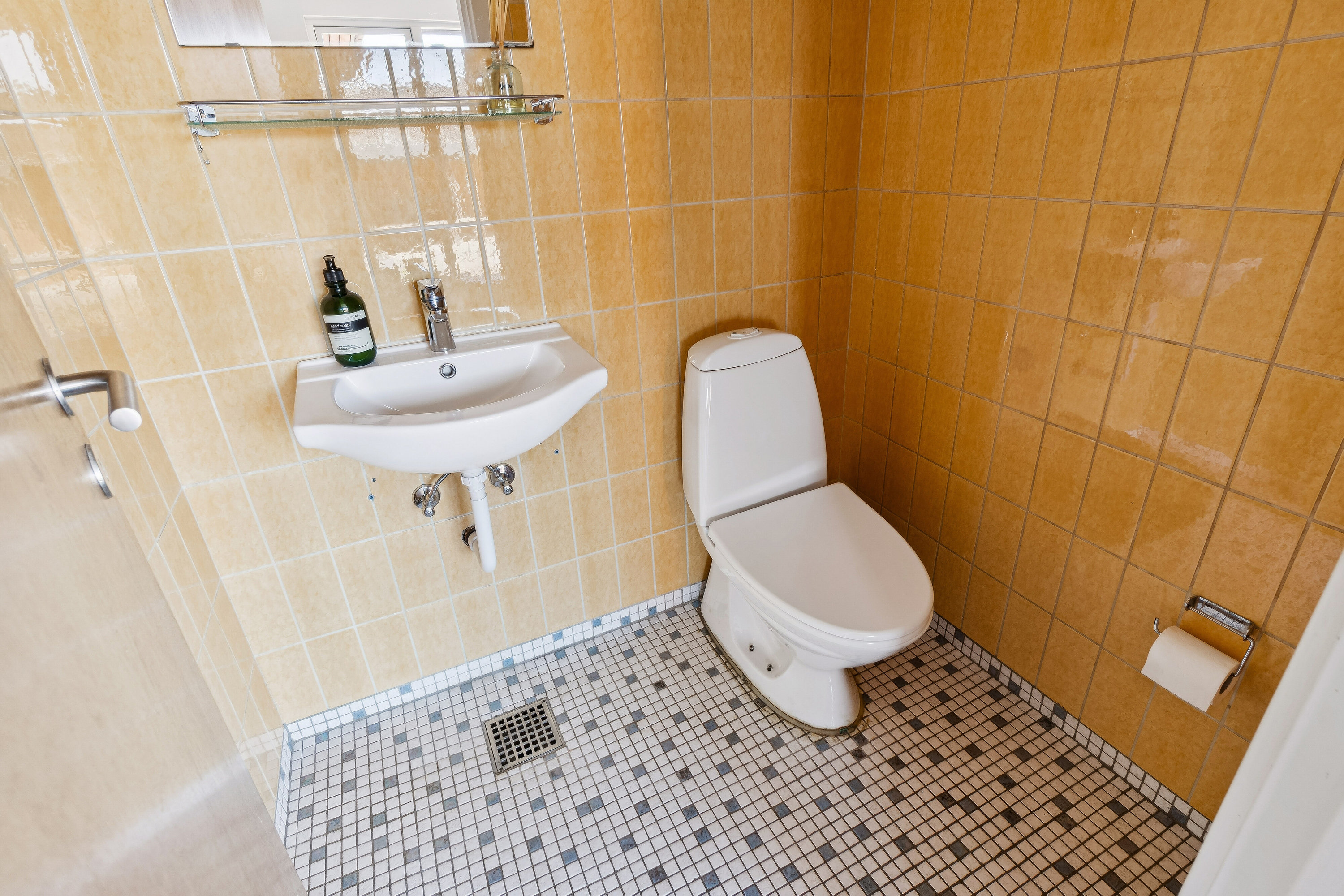 Fremhævet toilet billede i fuldskærmstilstand. Billede af Ahornvej 2, 7470 Karup J