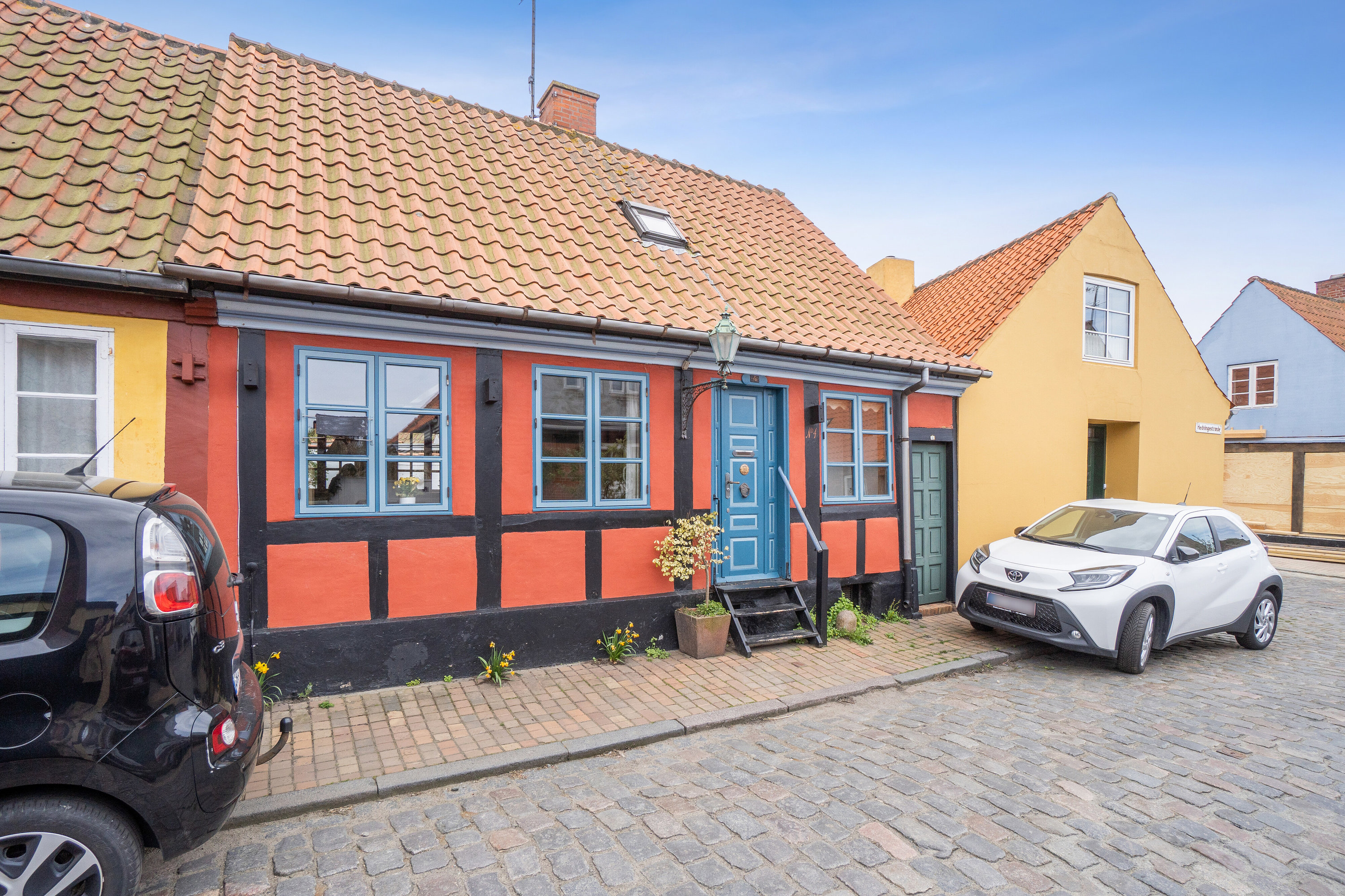 Fremhævet set fra vejen billede i fuldskærmstilstand. Billede af Hedningestræde 4, Rønne, 3700 Rønne