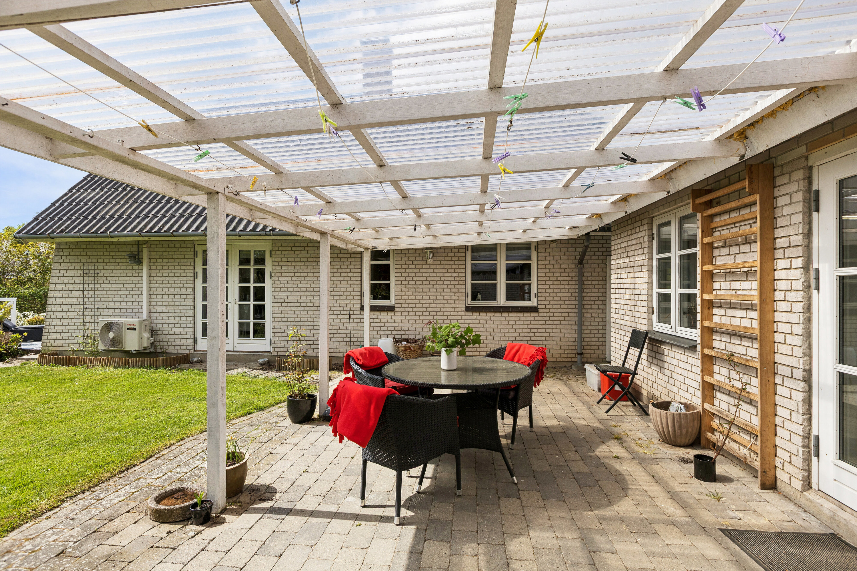 Fremhævet overdækket terrasse billede i fuldskærmstilstand. Billede af Gøgeurtvej 3, 4760 Vordingborg