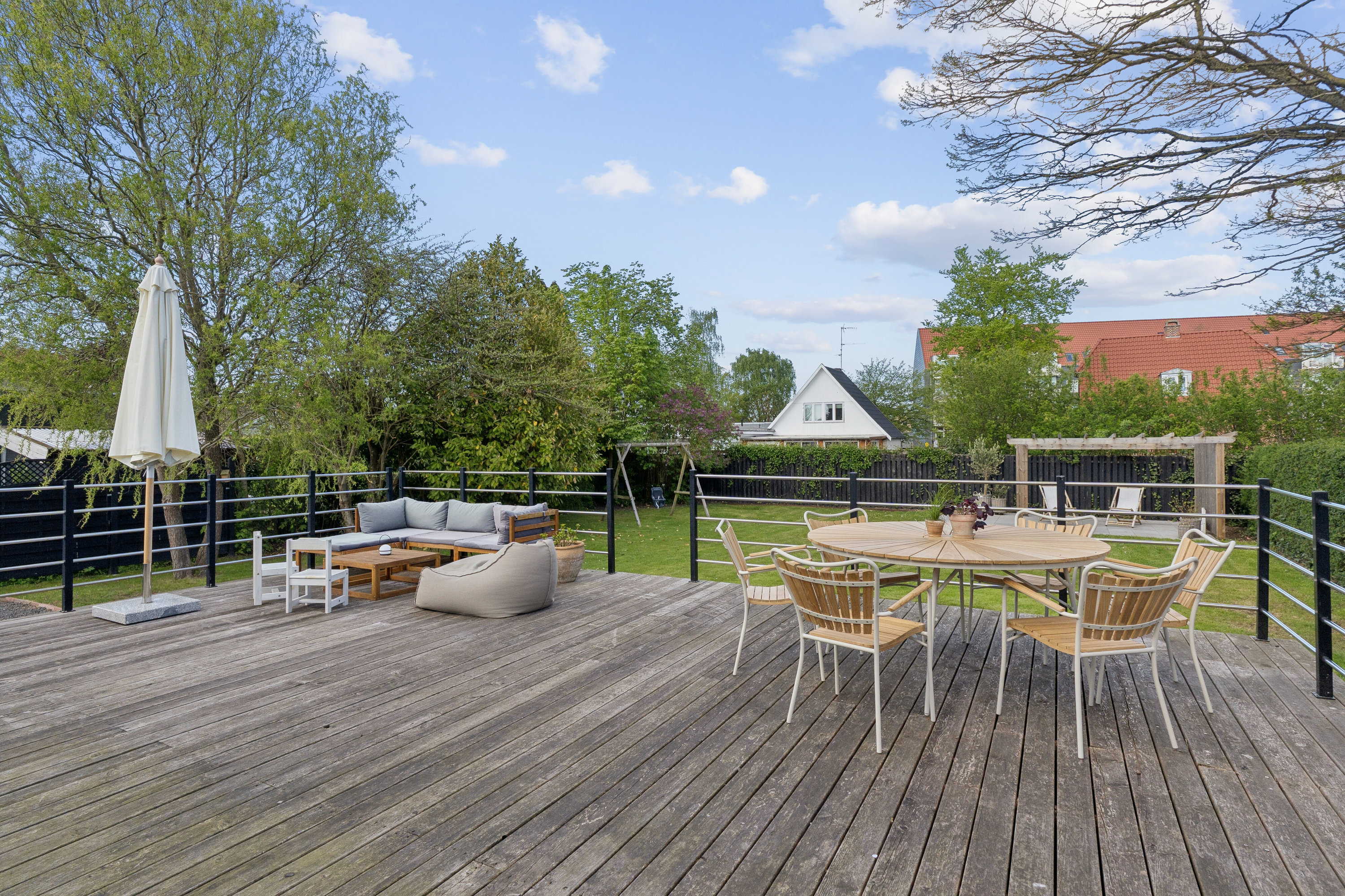 Fremhævet terrasse billede i fuldskærmstilstand. Billede af Eriksminde Alle 7, 2650 Hvidovre