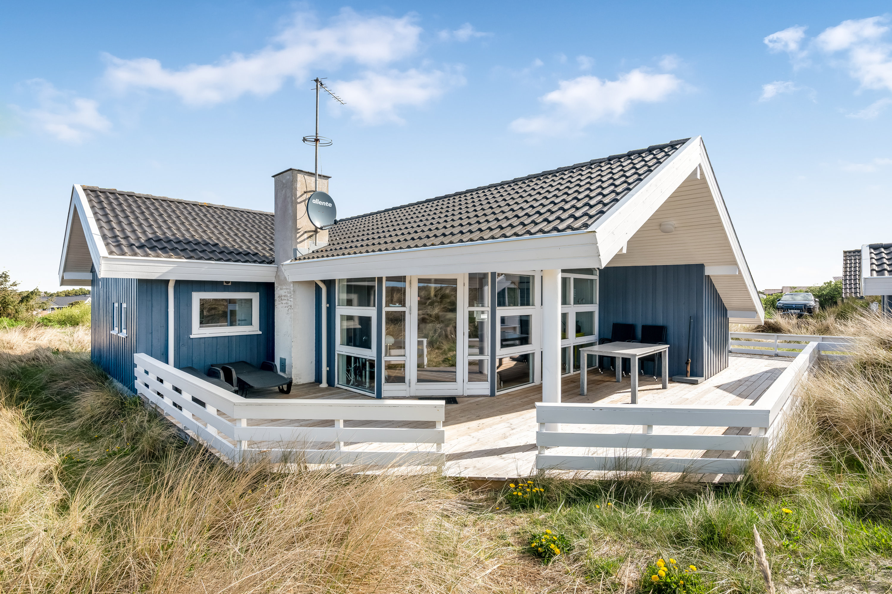 Fremhævet facade billede i fuldskærmstilstand. Billede af Bjerregårdsvej 233, Bjerregaard, 6960 Hvide Sande