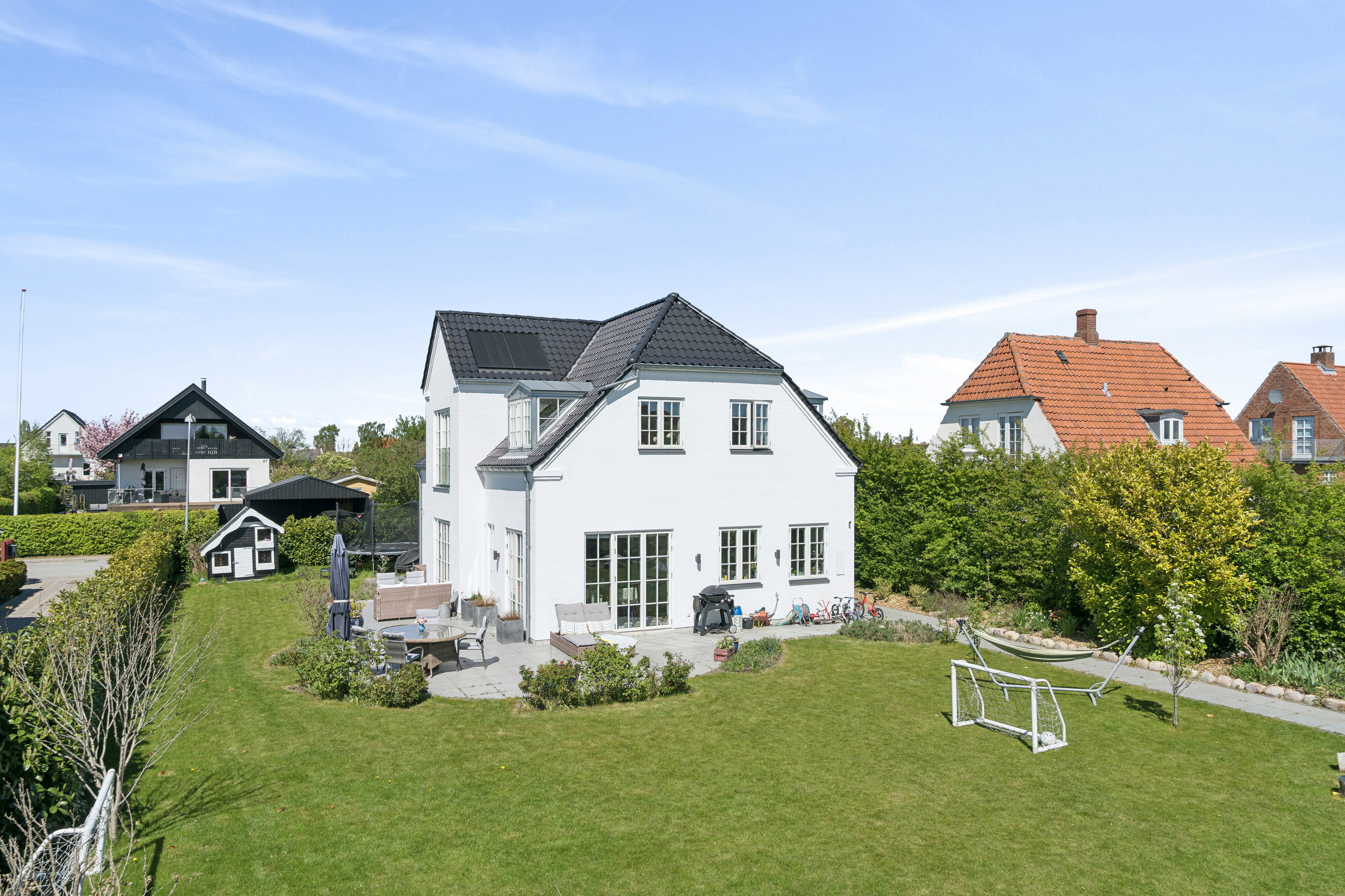 Fremhævet set fra haven billede i fuldskærmstilstand. Billede af Strøbyvej 28, 2650 Hvidovre