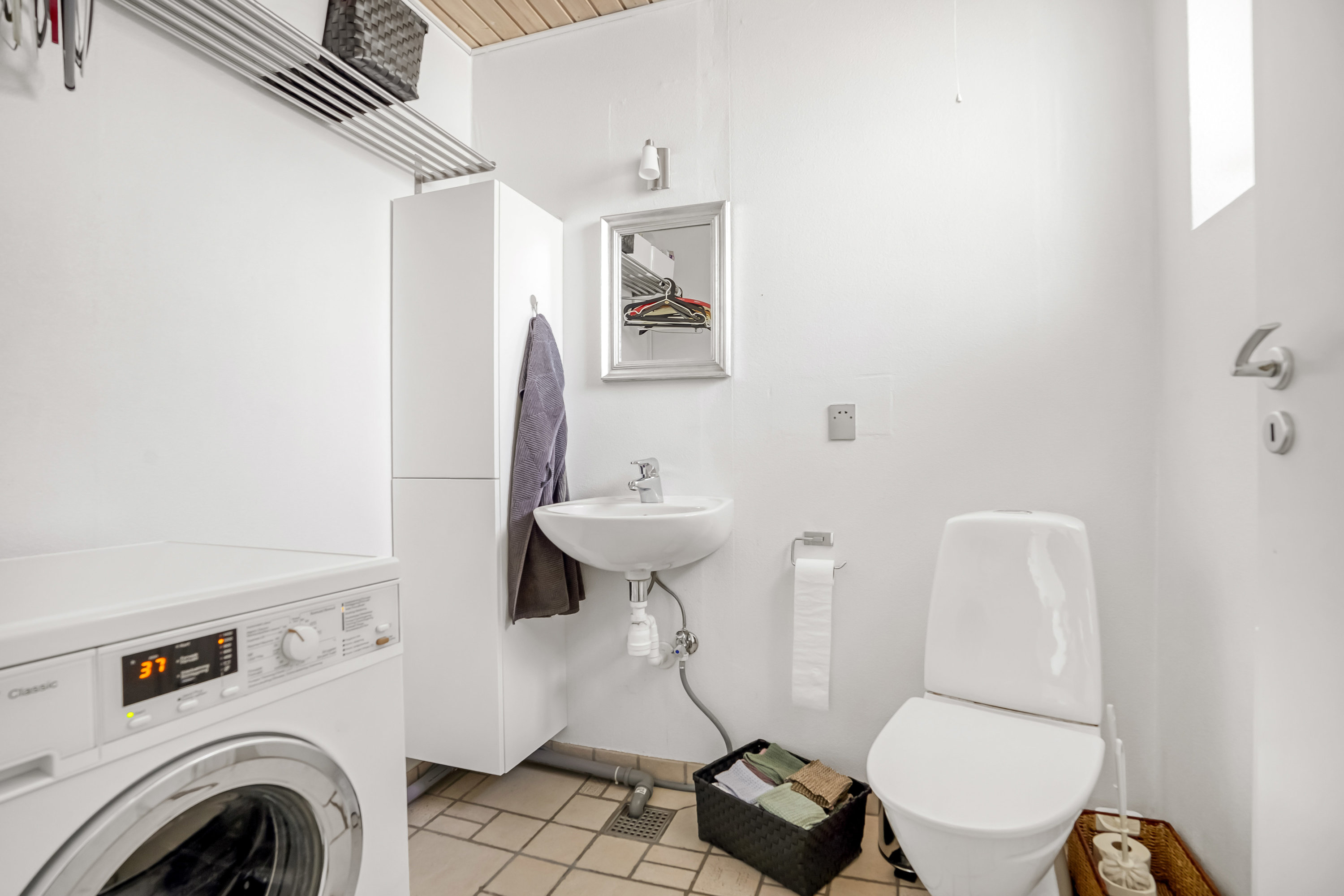 Fremhævet toilet billede i fuldskærmstilstand. Billede af Fyrrevej 1A, Lunghøj, 5591 Gelsted