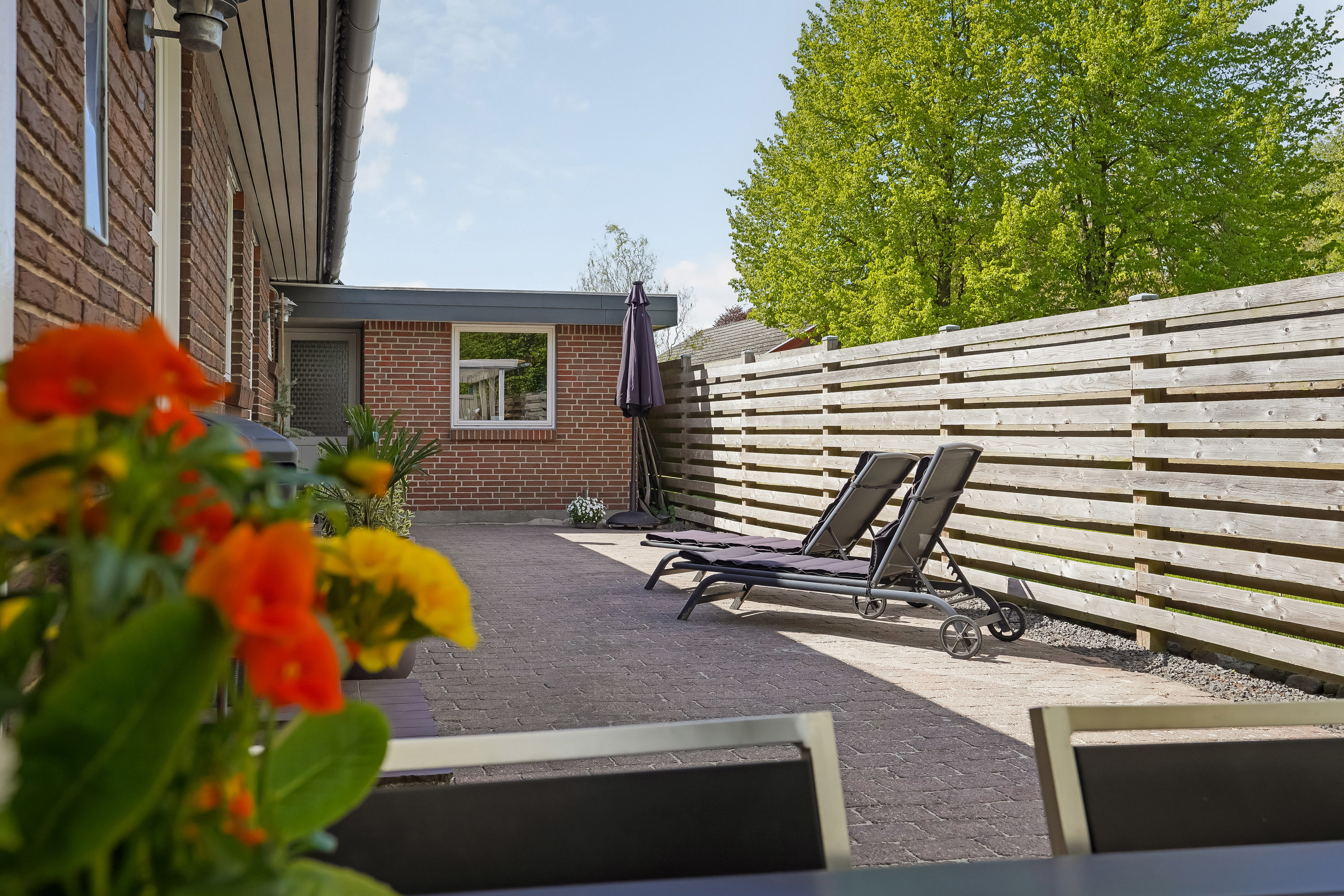 Fremhævet hyggelige terrassemiljøer  billede i fuldskærmstilstand. Billede af Fyrrevej 1A, Lunghøj, 5591 Gelsted