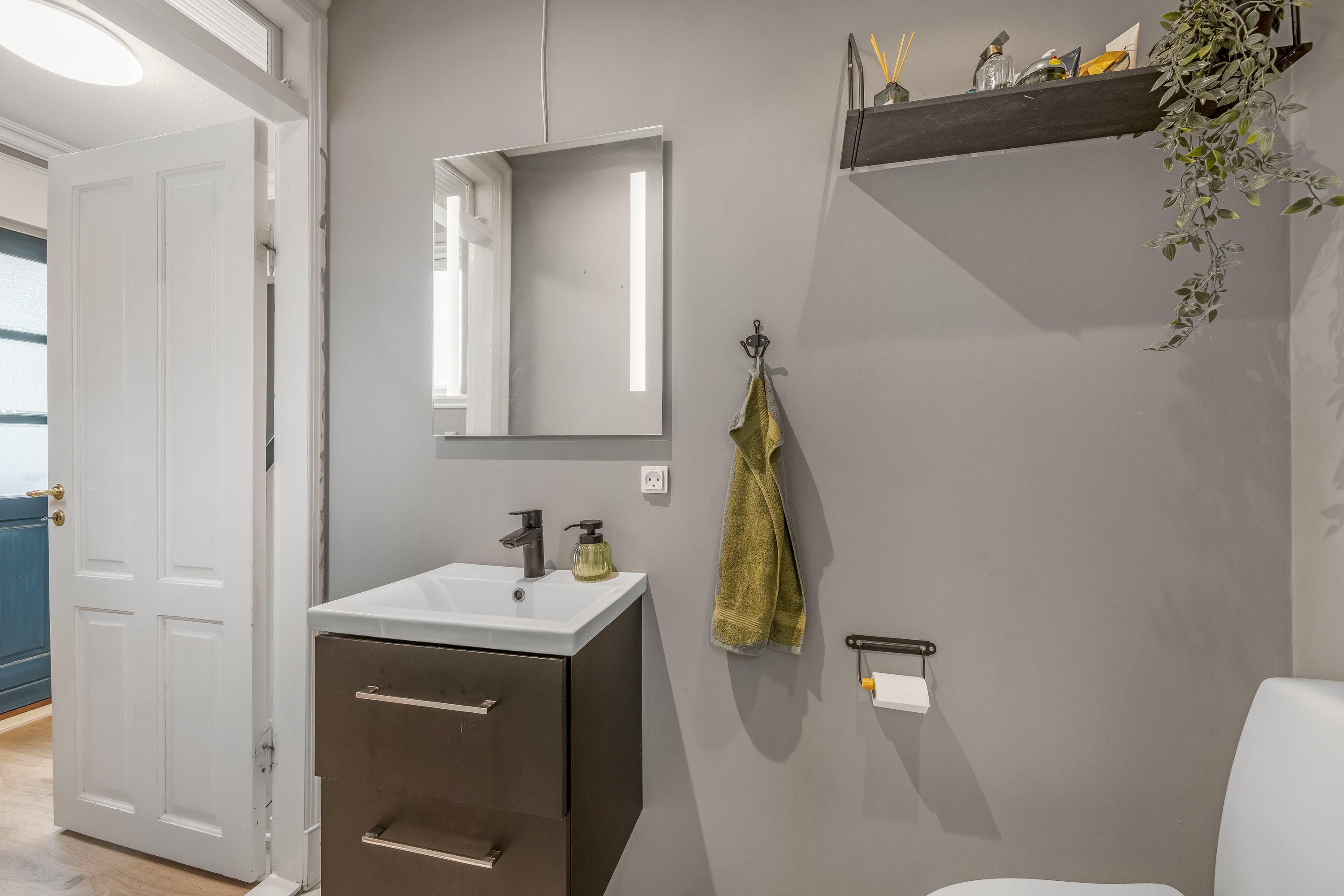 Fremhævet toilet billede i fuldskærmstilstand. Billede af Pilealle 14, 6900 Skjern