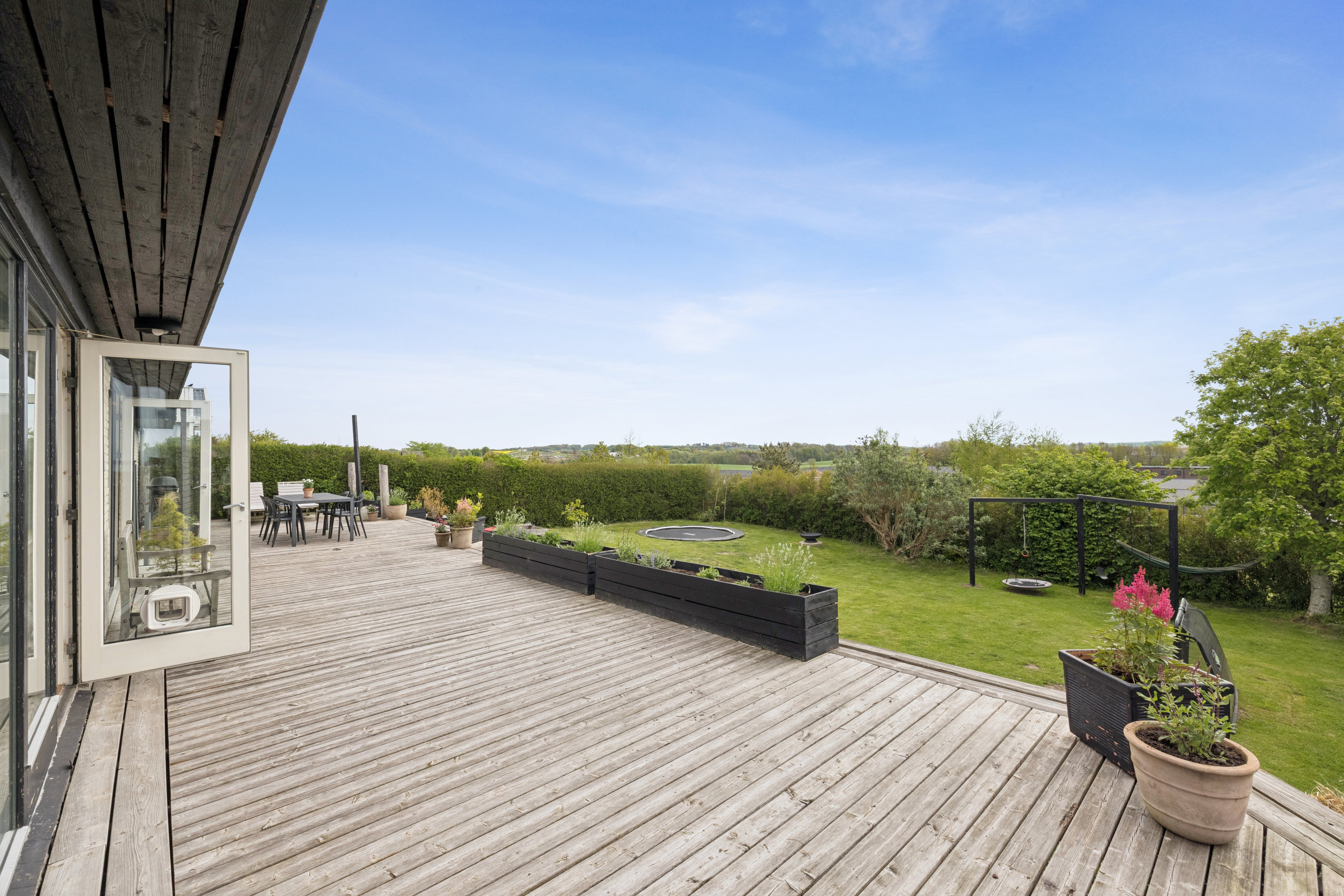 Fremhævet terrasse billede i fuldskærmstilstand. Billede af Solskrænten 30, Ugelbølle, 8410 Rønde