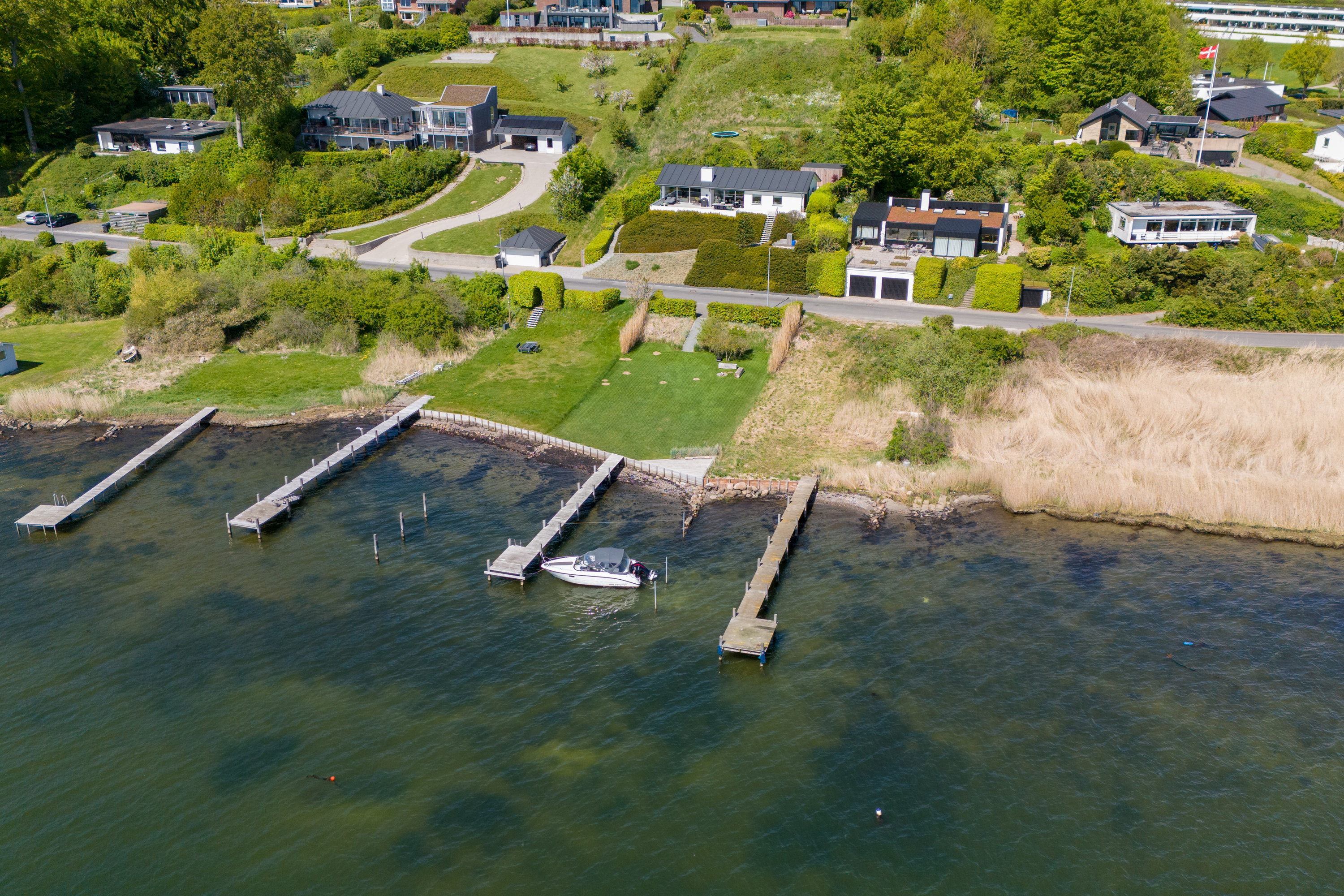 Fremhævet luftfoto billede i fuldskærmstilstand. Billede af Fjordvej 118F & G, Strandhuse, 6000 Kolding