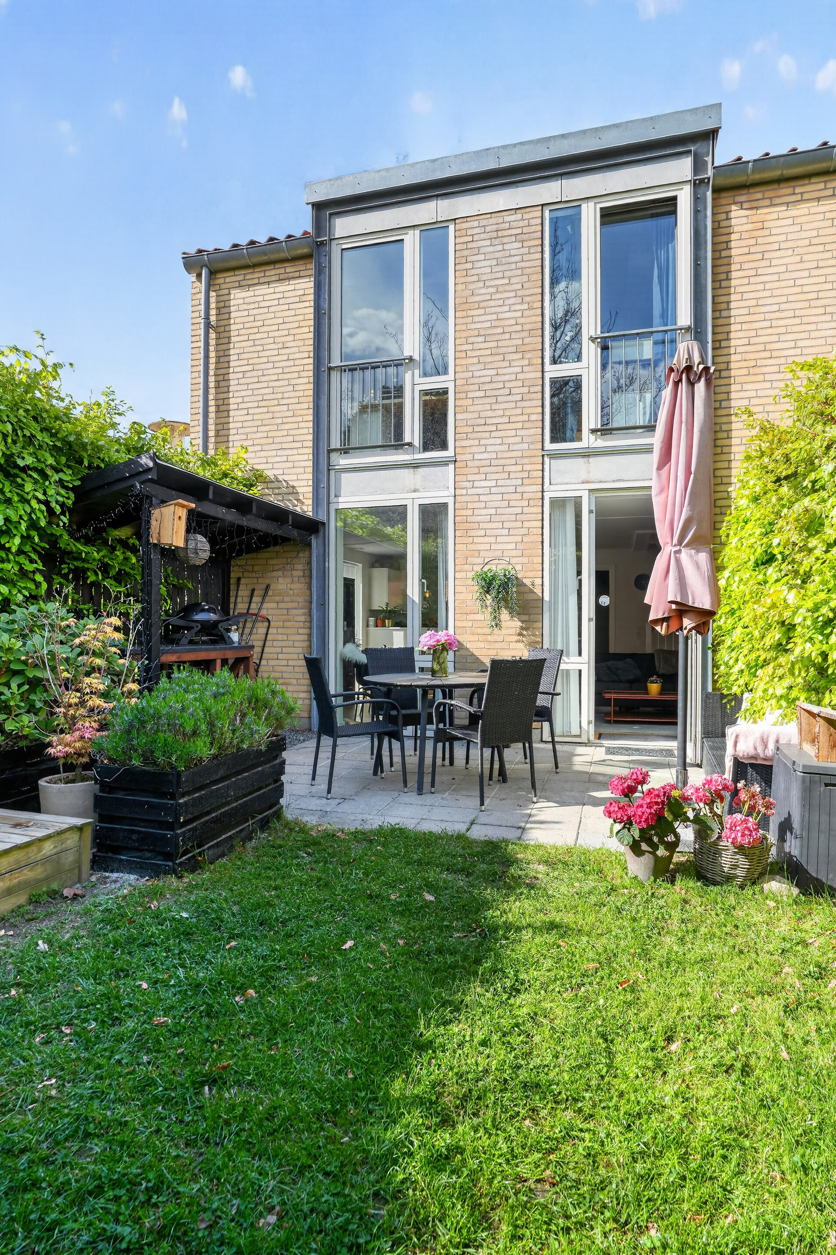 Fremhævet terrasse billede i fuldskærmstilstand. Billede af P.C Müllers Have 2, 4300 Holbæk