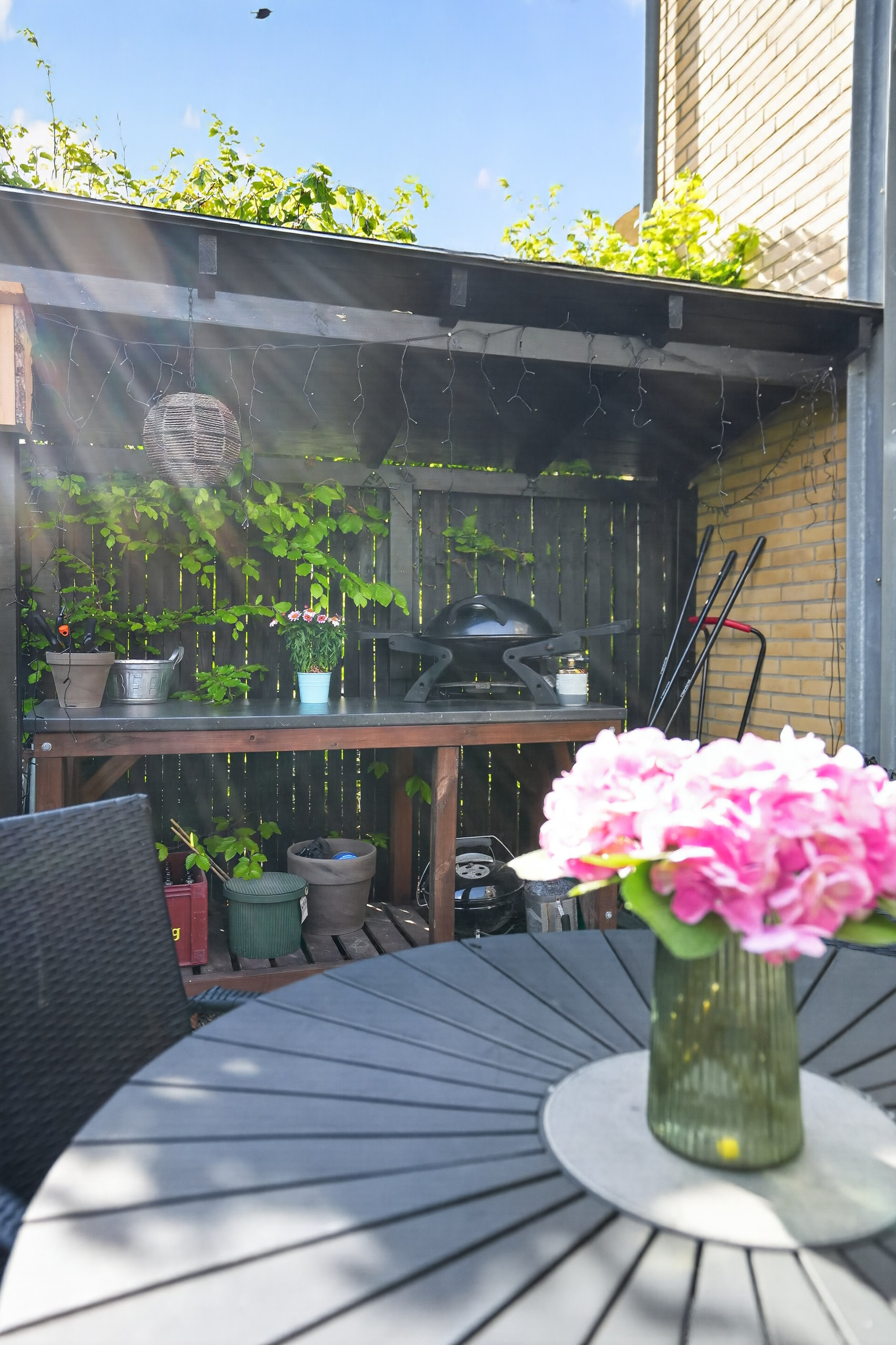 Fremhævet terrasse billede i fuldskærmstilstand. Billede af P.C Müllers Have 2, 4300 Holbæk