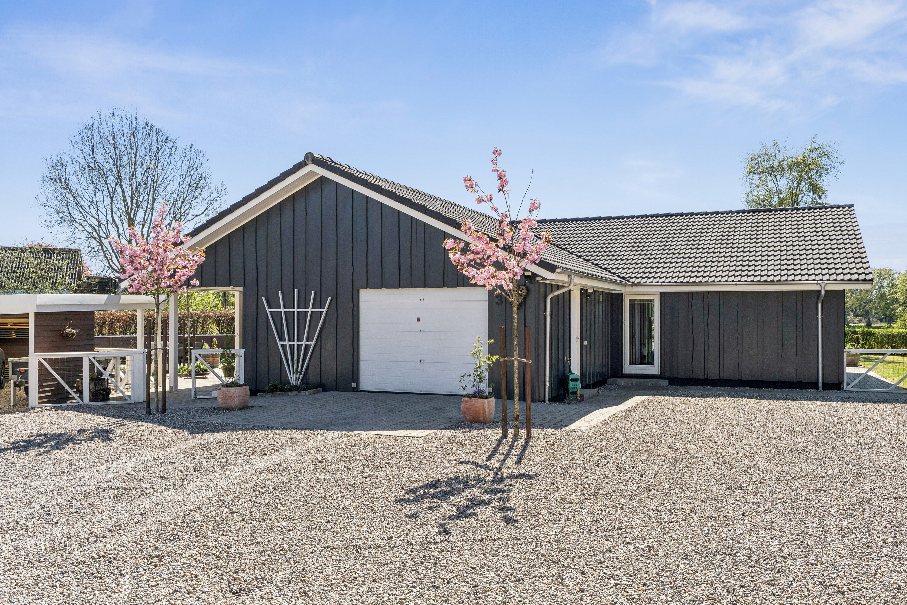 Fremhævet facade billede i fuldskærmstilstand. Billede af Nørvang 3, Frøslev, 6330 Padborg