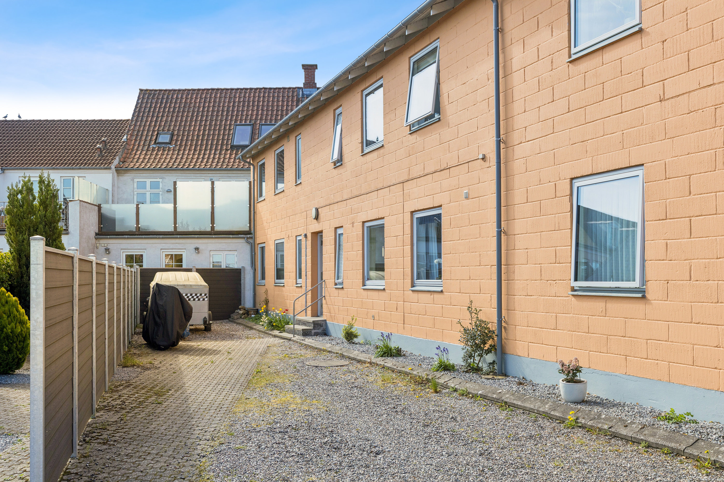 Fremhævet set fra vejen billede i fuldskærmstilstand. Billede af Strandvejen 2, 1. th., 4720 Præstø