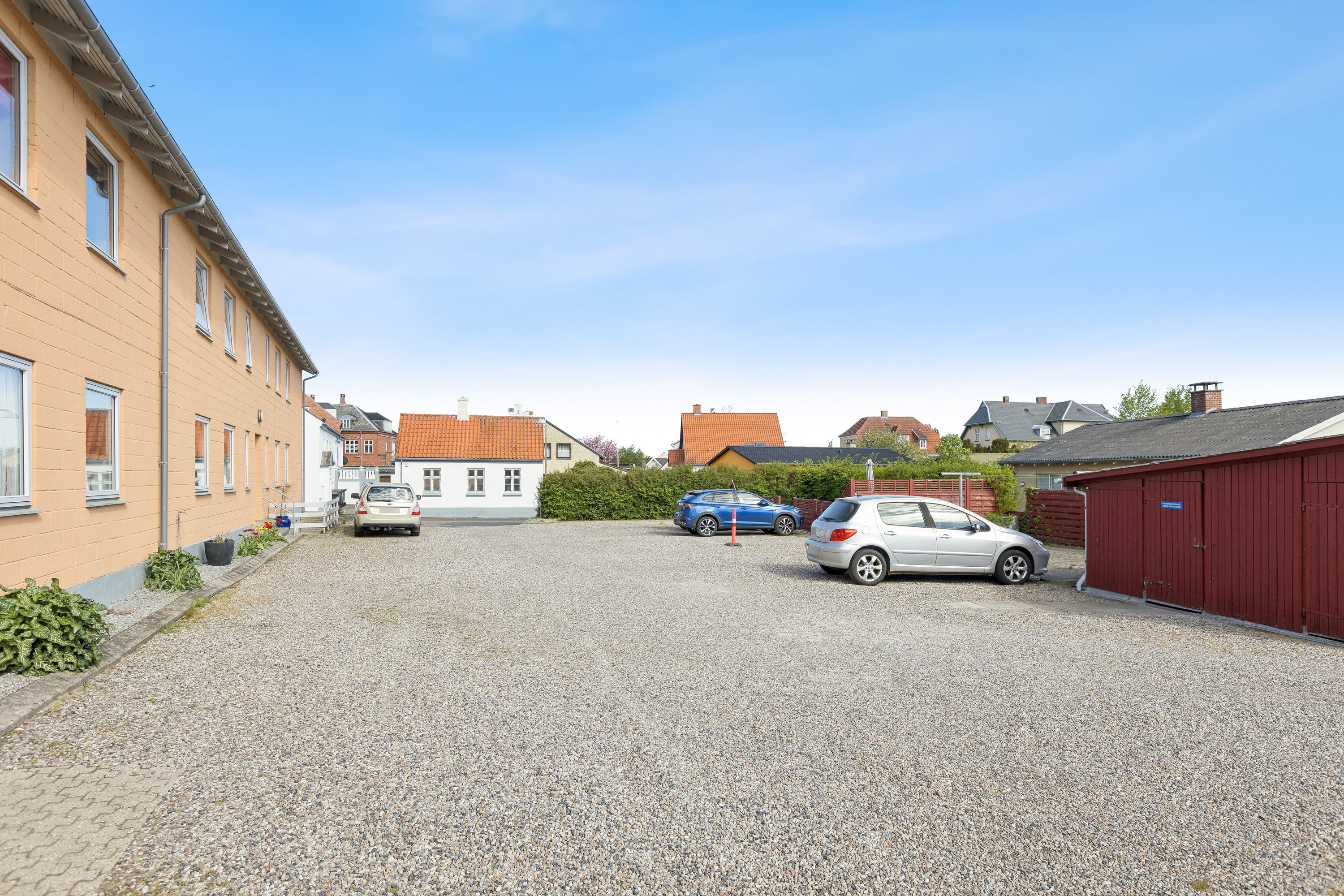 Fremhævet set fra vejen billede i fuldskærmstilstand. Billede af Strandvejen 2, 1. th., 4720 Præstø