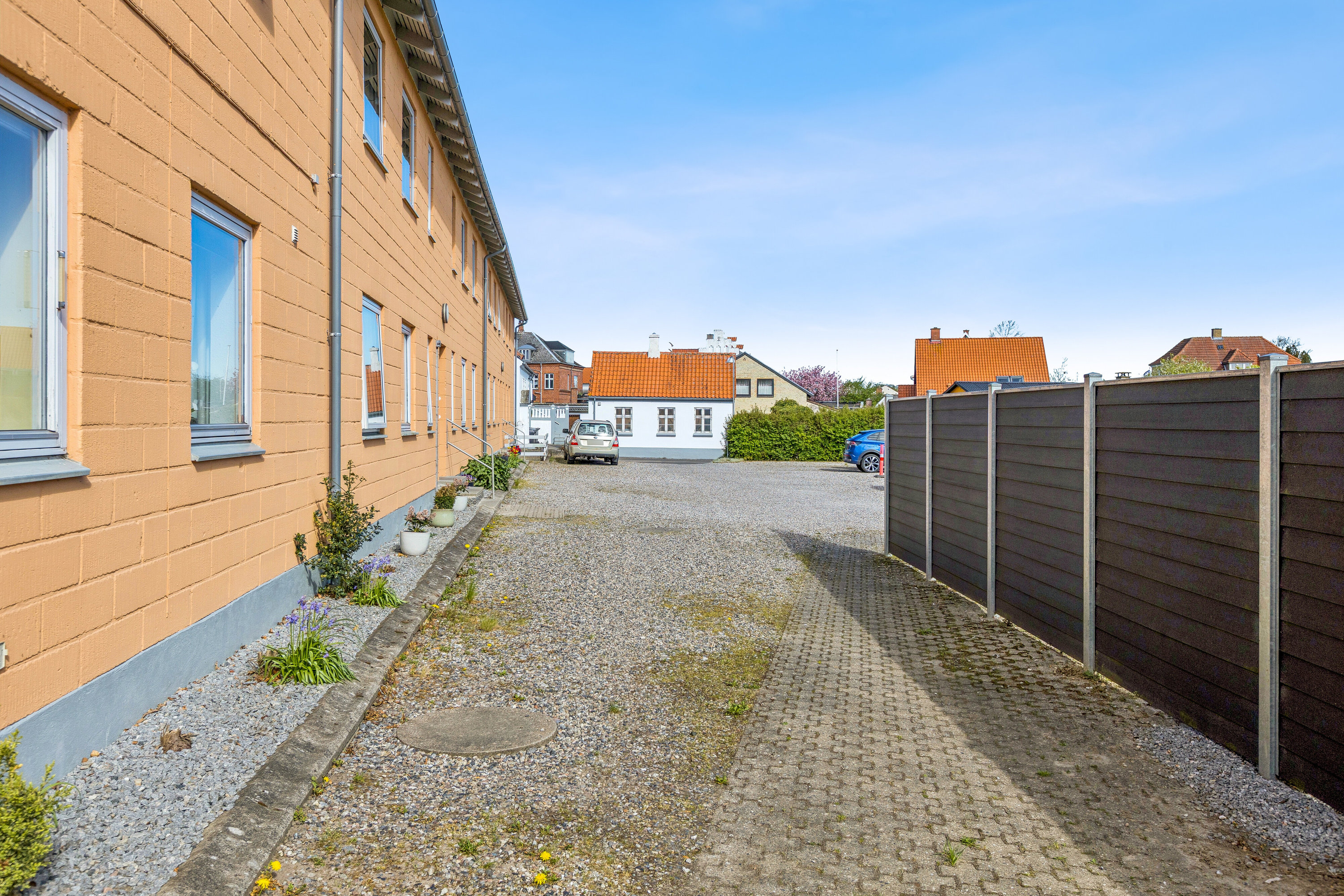Fremhævet set fra vejen billede i fuldskærmstilstand. Billede af Strandvejen 2, 1. th., 4720 Præstø