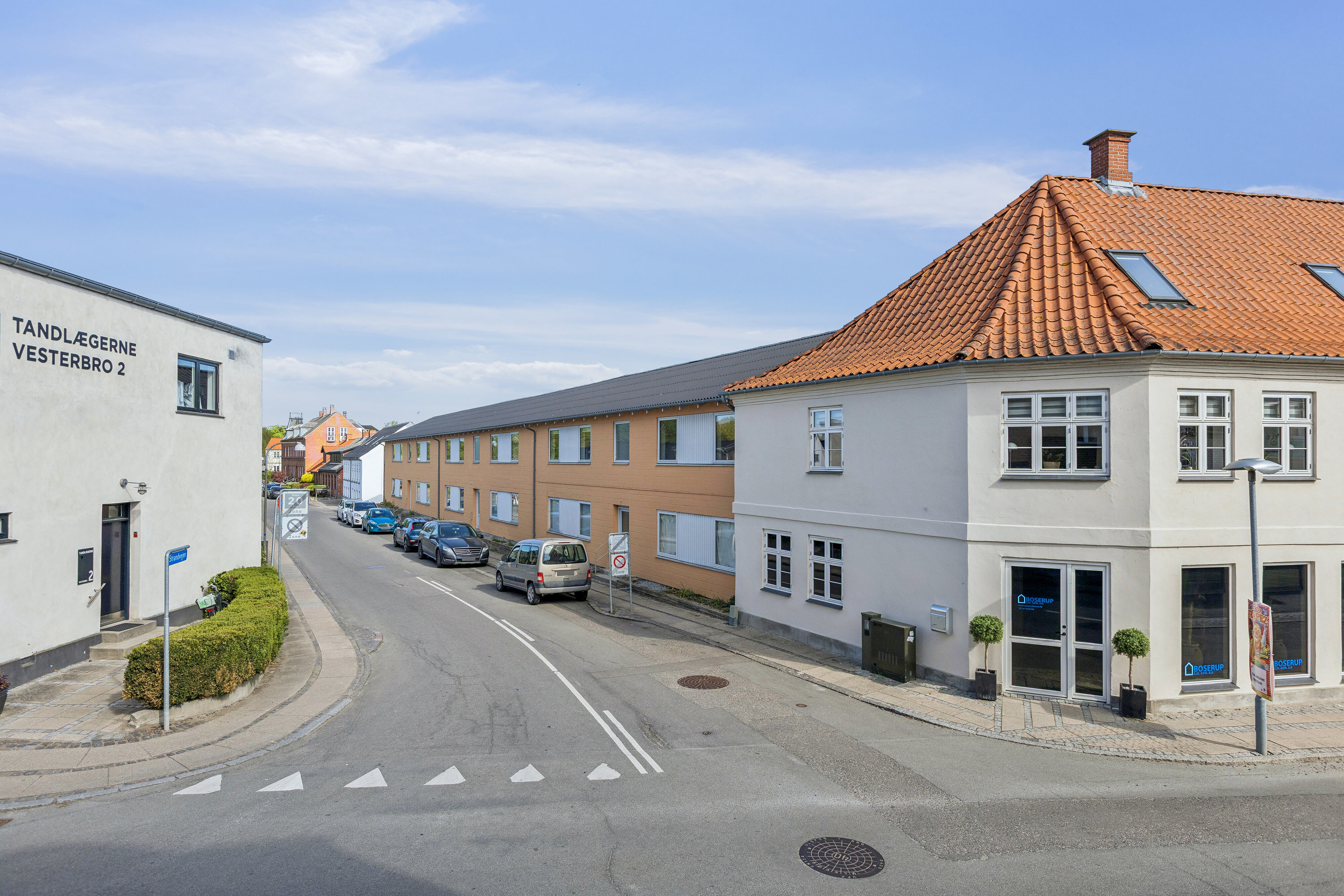 Fremhævet set fra vejen billede i fuldskærmstilstand. Billede af Strandvejen 2, 1. th., 4720 Præstø