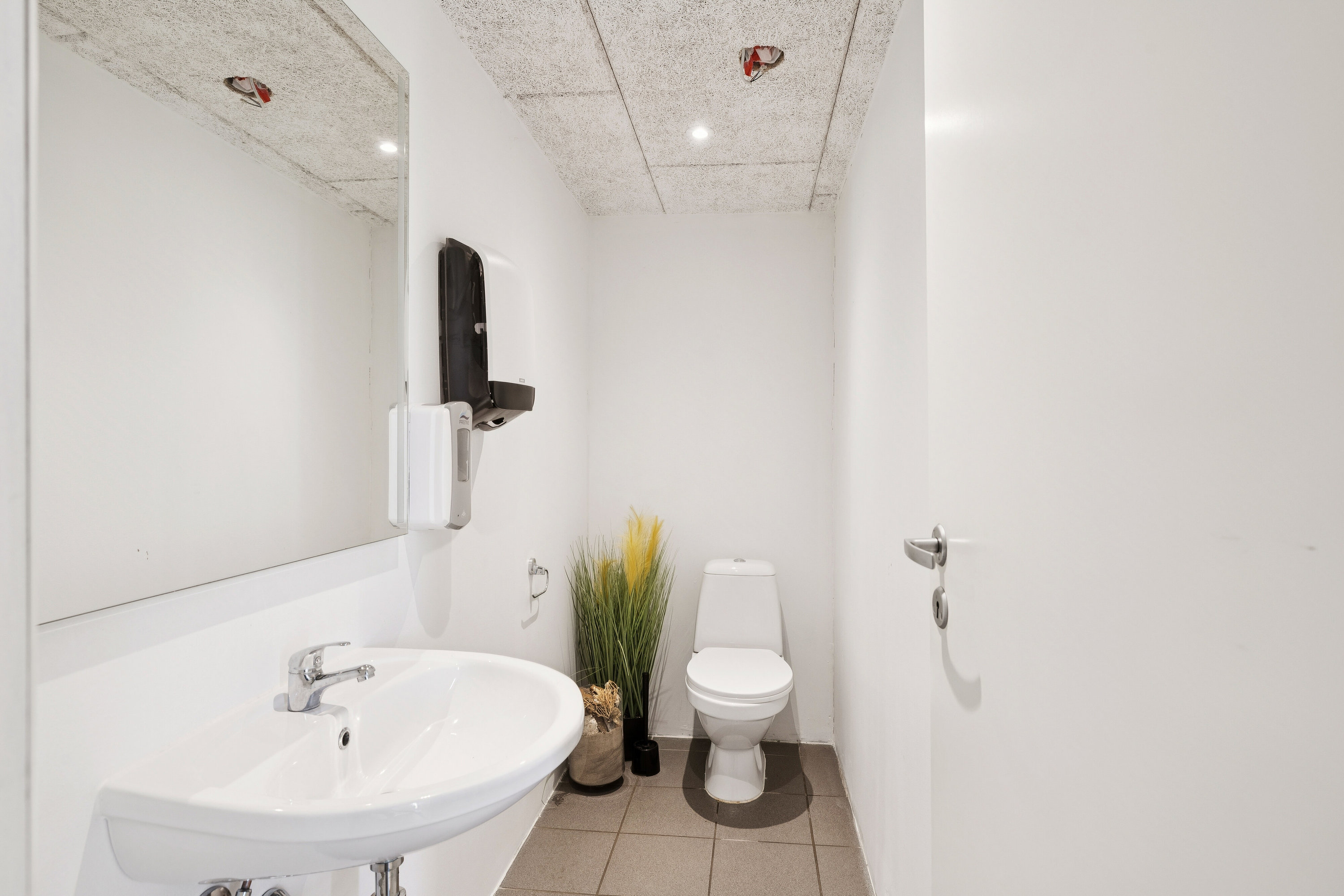 Fremhævet toilet billede i fuldskærmstilstand. Billede af Mølgårdsvej 2, Asdal, 9850 Hirtshals