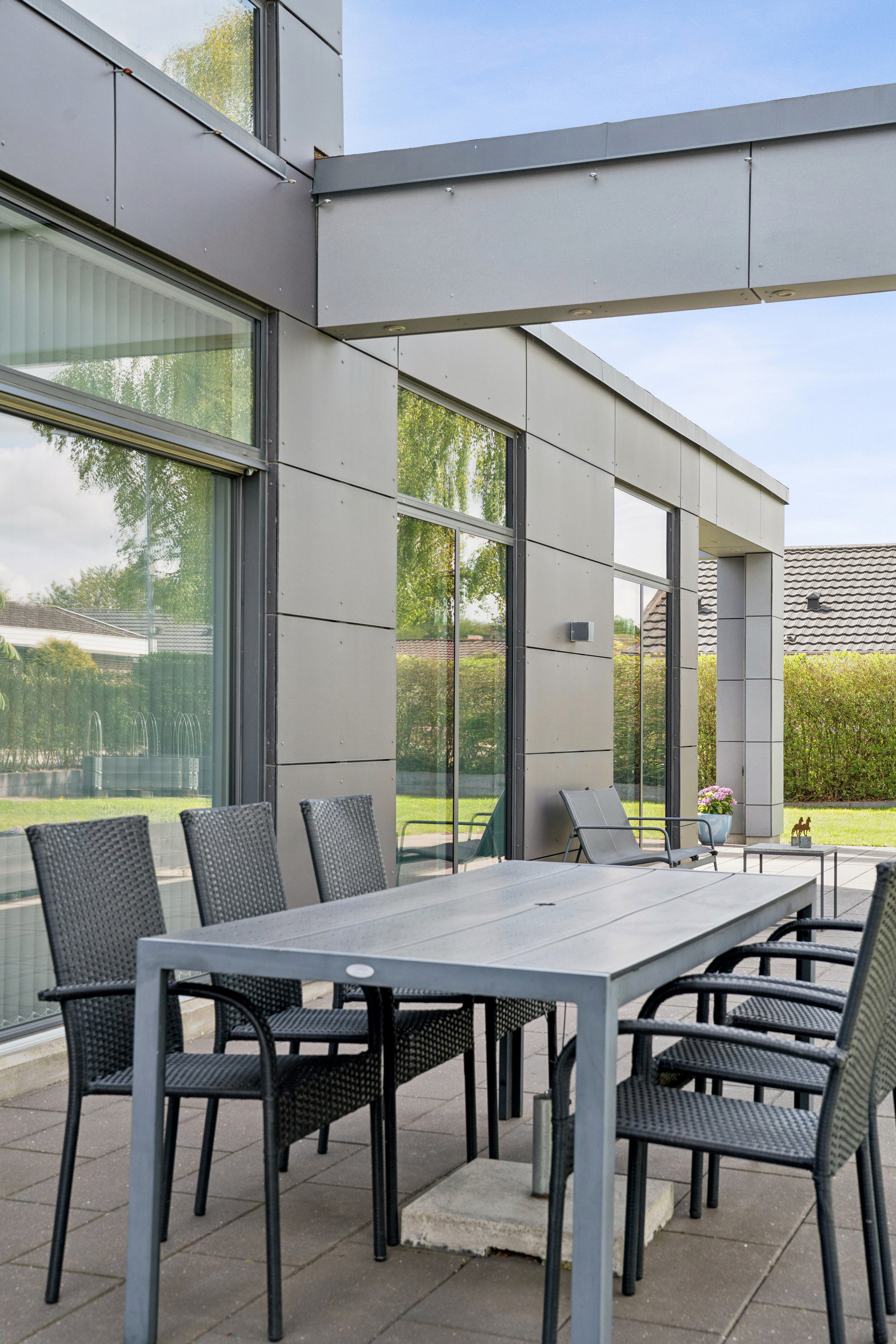 Fremhævet terrasse billede i fuldskærmstilstand. Billede af Cypresvej 19, 9230 Svenstrup J