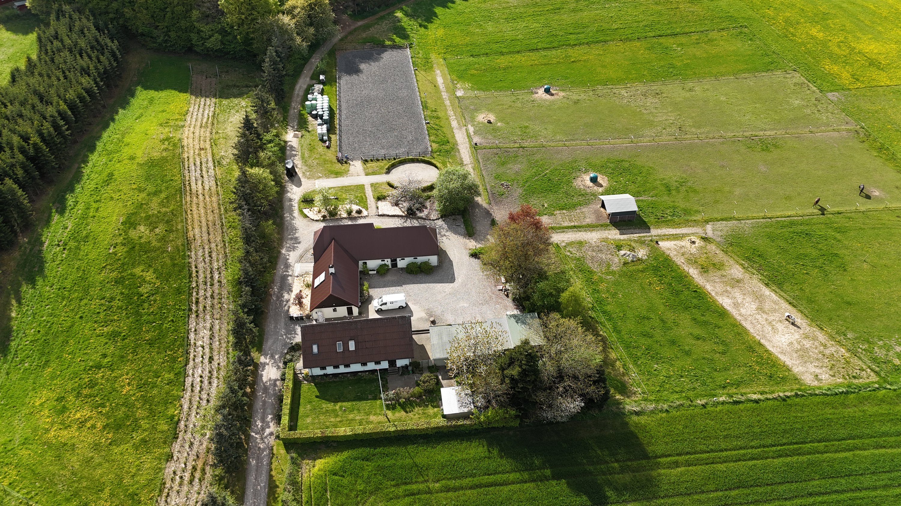Fremhævet drone billede i fuldskærmstilstand. Billede af Skovhusevej 38, 9574 Bælum