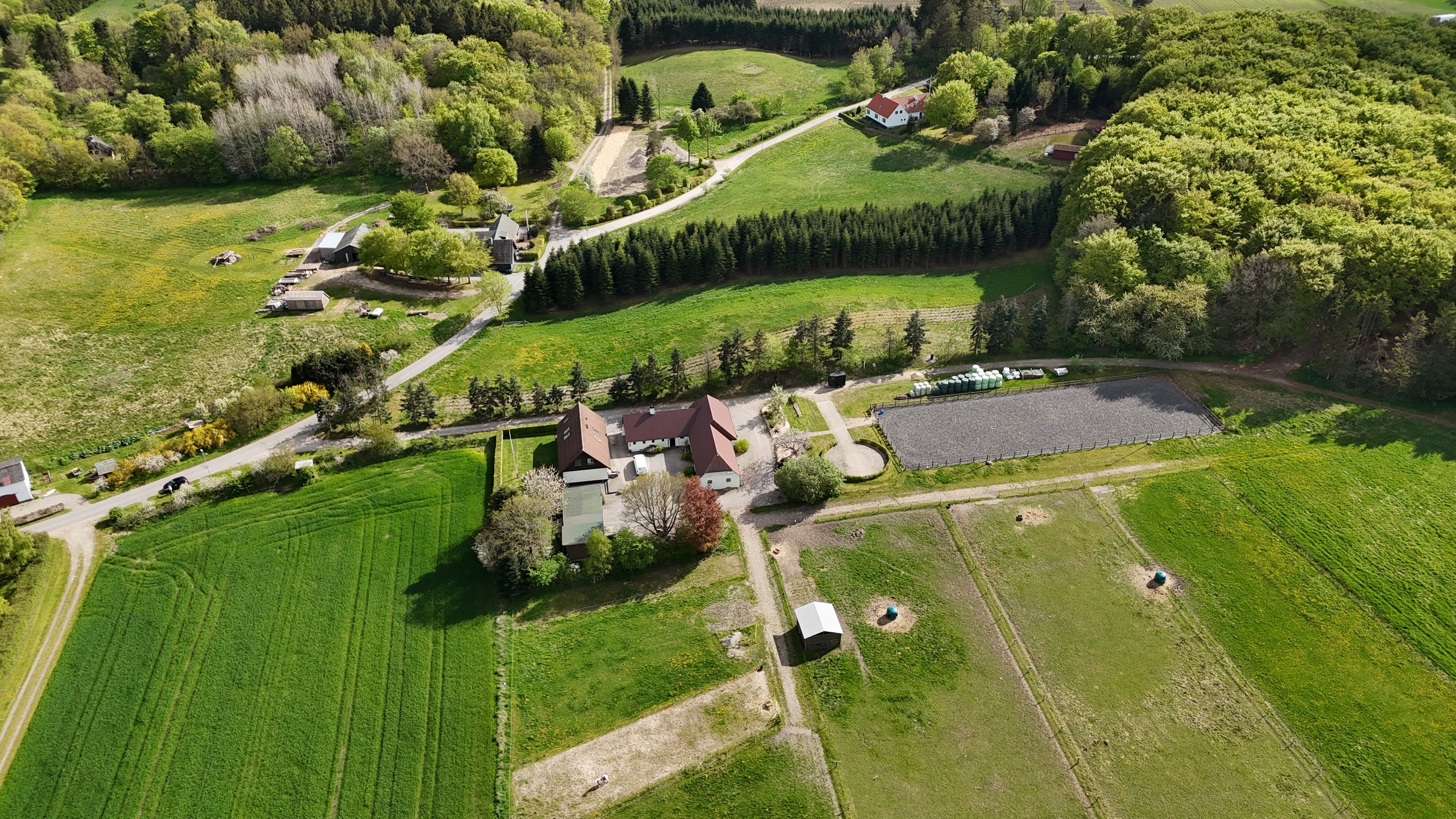 Fremhævet drone billede i fuldskærmstilstand. Billede af Skovhusevej 38, 9574 Bælum