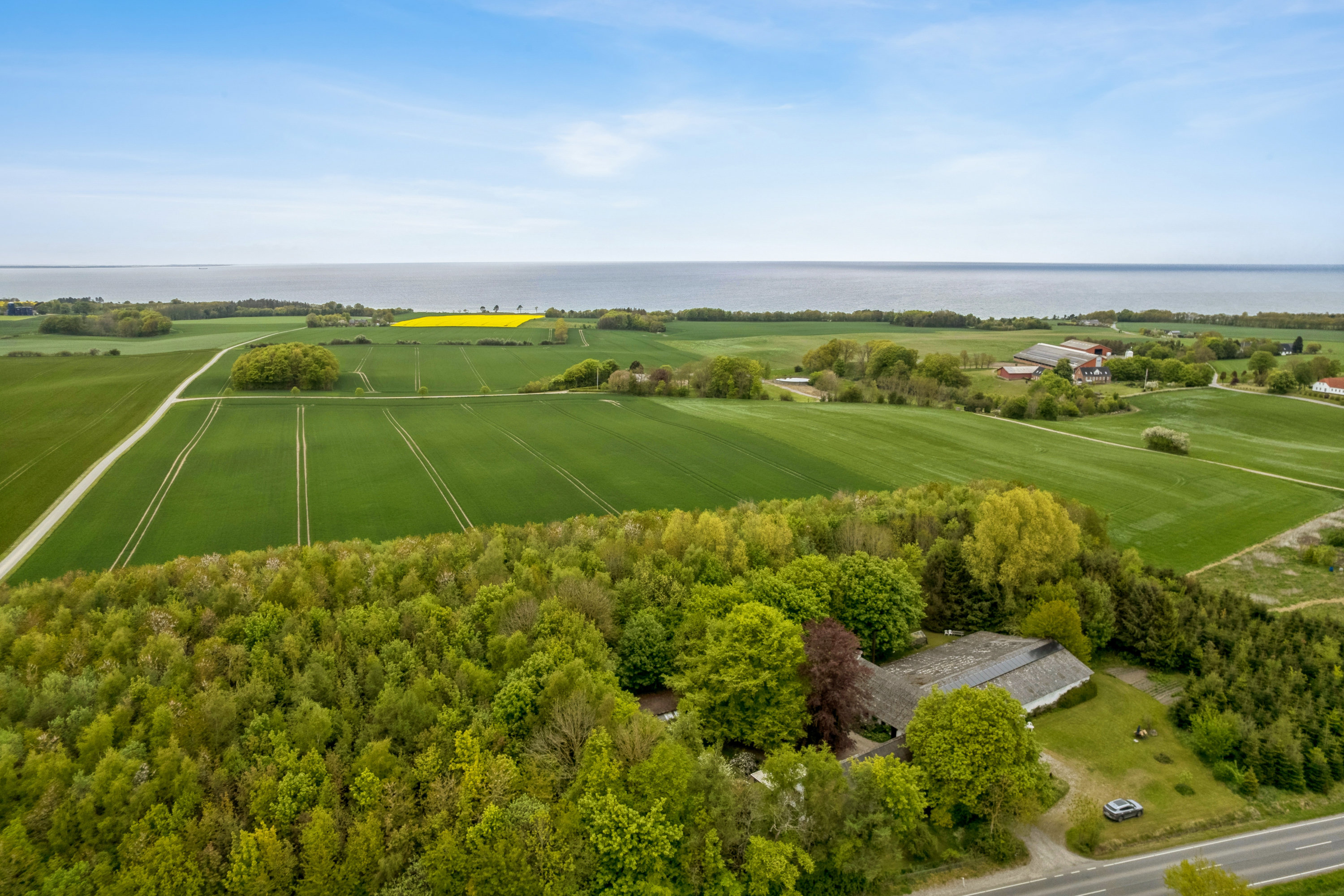 Fremhævet luftfoto billede i fuldskærmstilstand. Billede af Nordkystvejen 43, Rygård Strand, 8961 Allingåbro