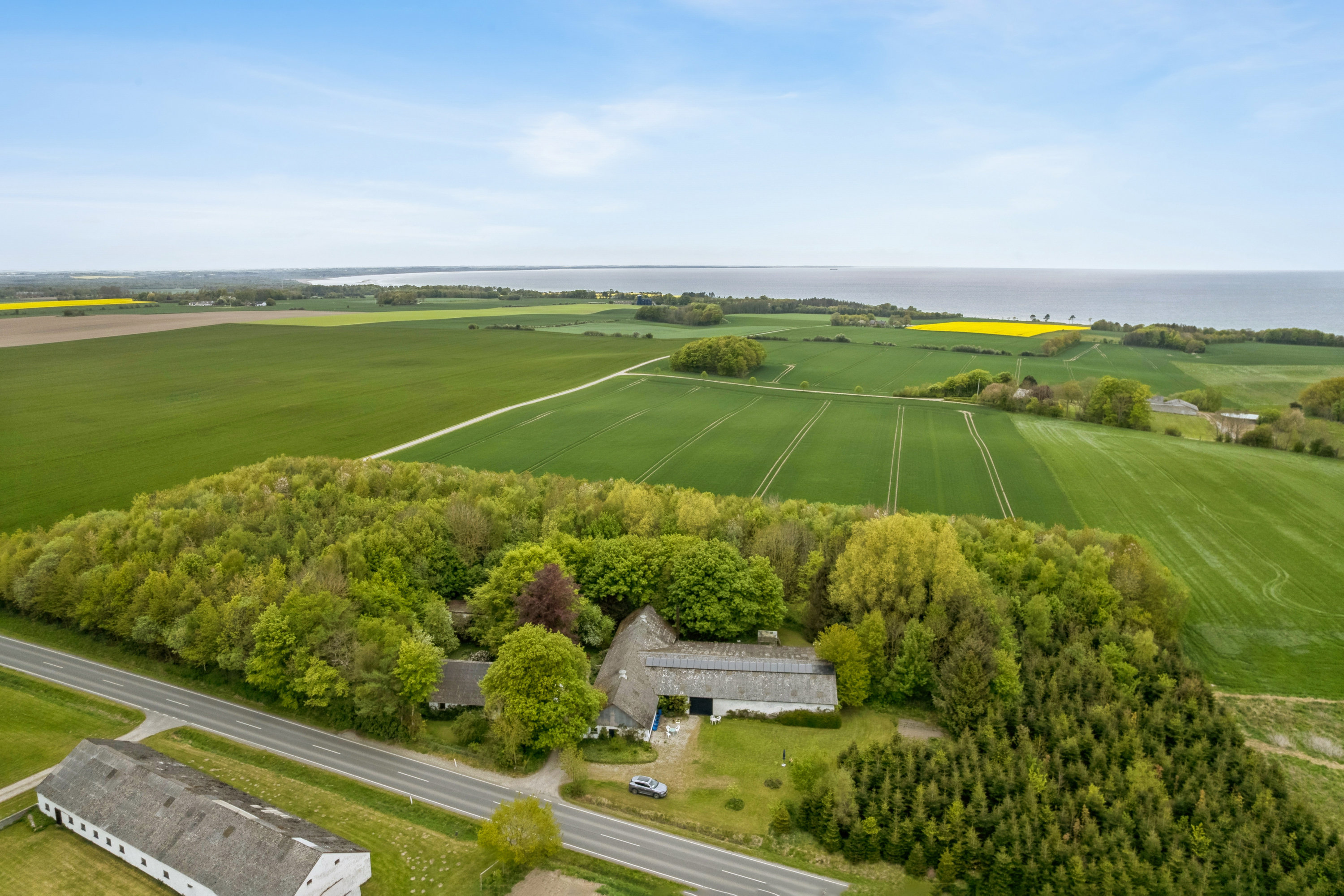Fremhævet luftfoto billede i fuldskærmstilstand. Billede af Nordkystvejen 43, Rygård Strand, 8961 Allingåbro