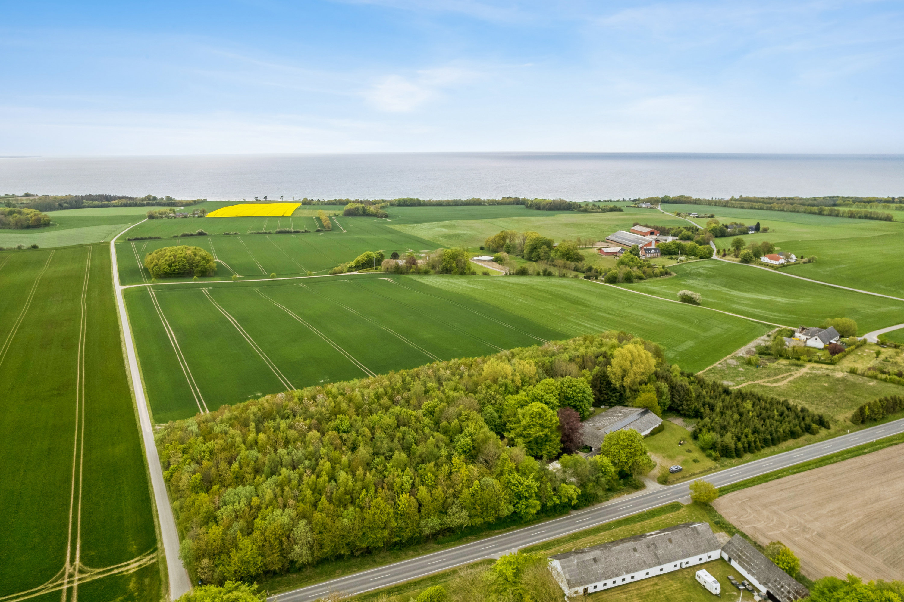 Fremhævet luftfoto billede i fuldskærmstilstand. Billede af Nordkystvejen 43, Rygård Strand, 8961 Allingåbro