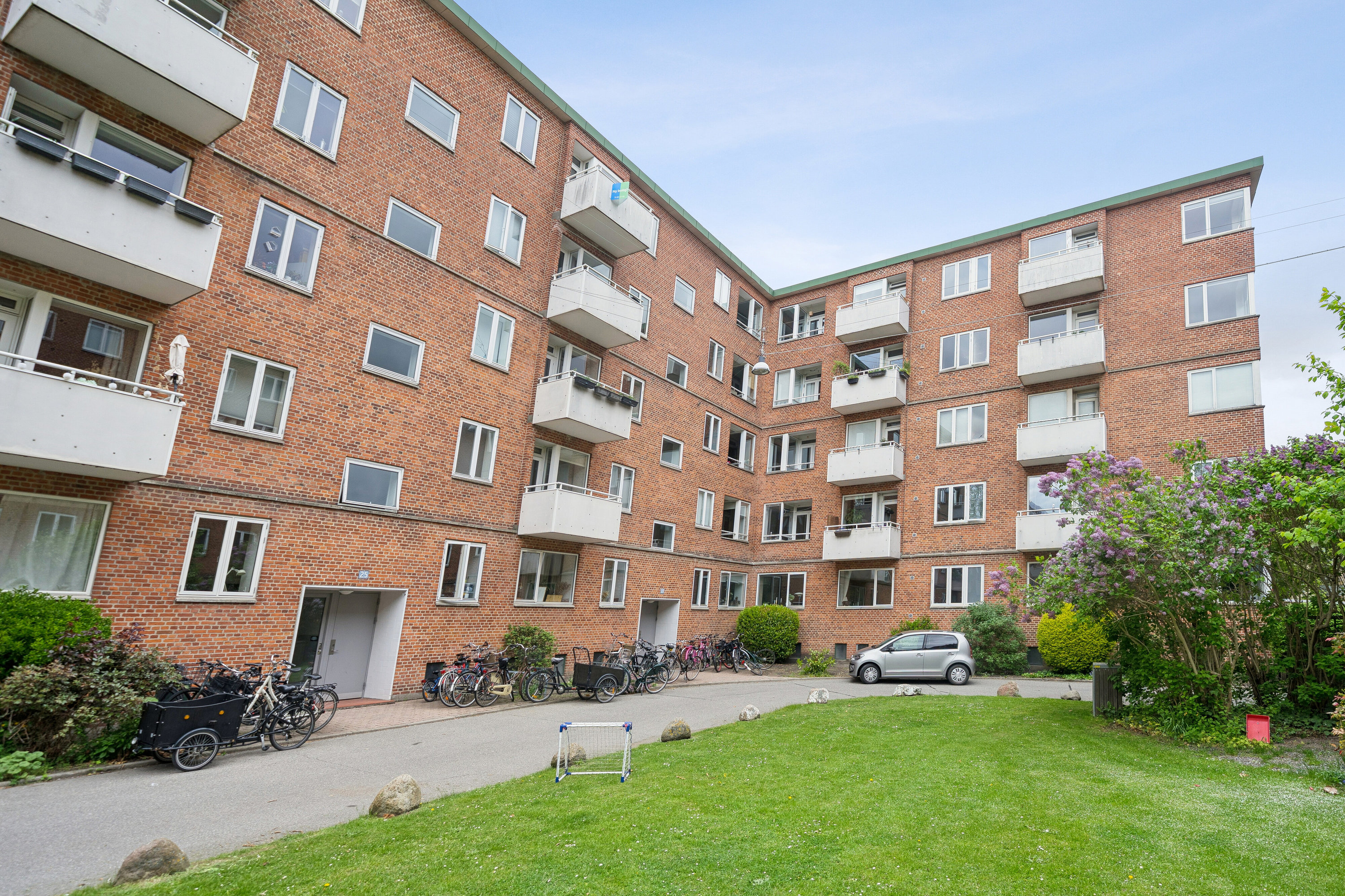 Fremhævet udendørs billede i fuldskærmstilstand. Billede af Reberbanegade 27, 4. tv., 2300 København S