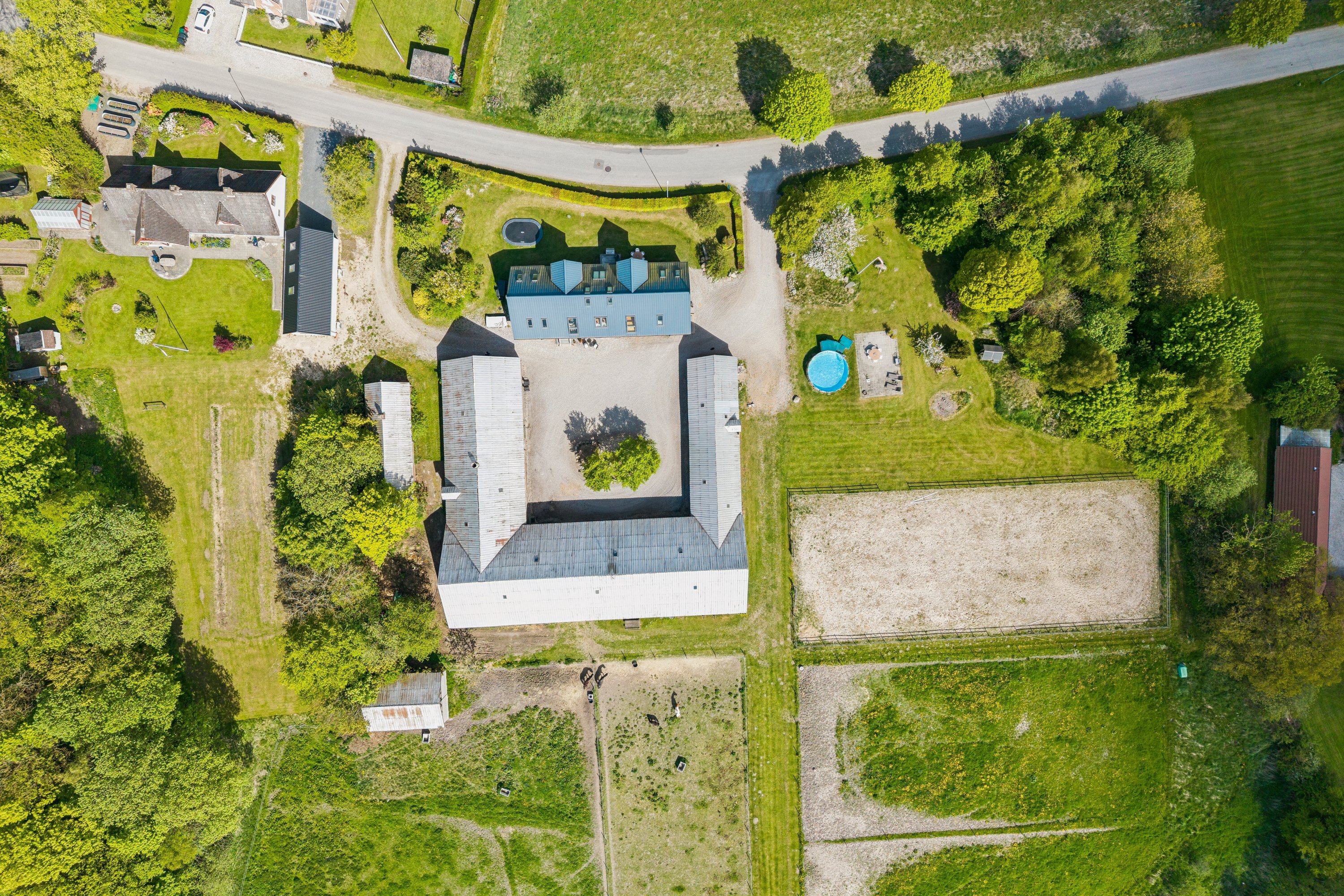 Fremhævet luftfoto billede i fuldskærmstilstand. Billede af Solkærvej 5, Tinning, 8382 Hinnerup