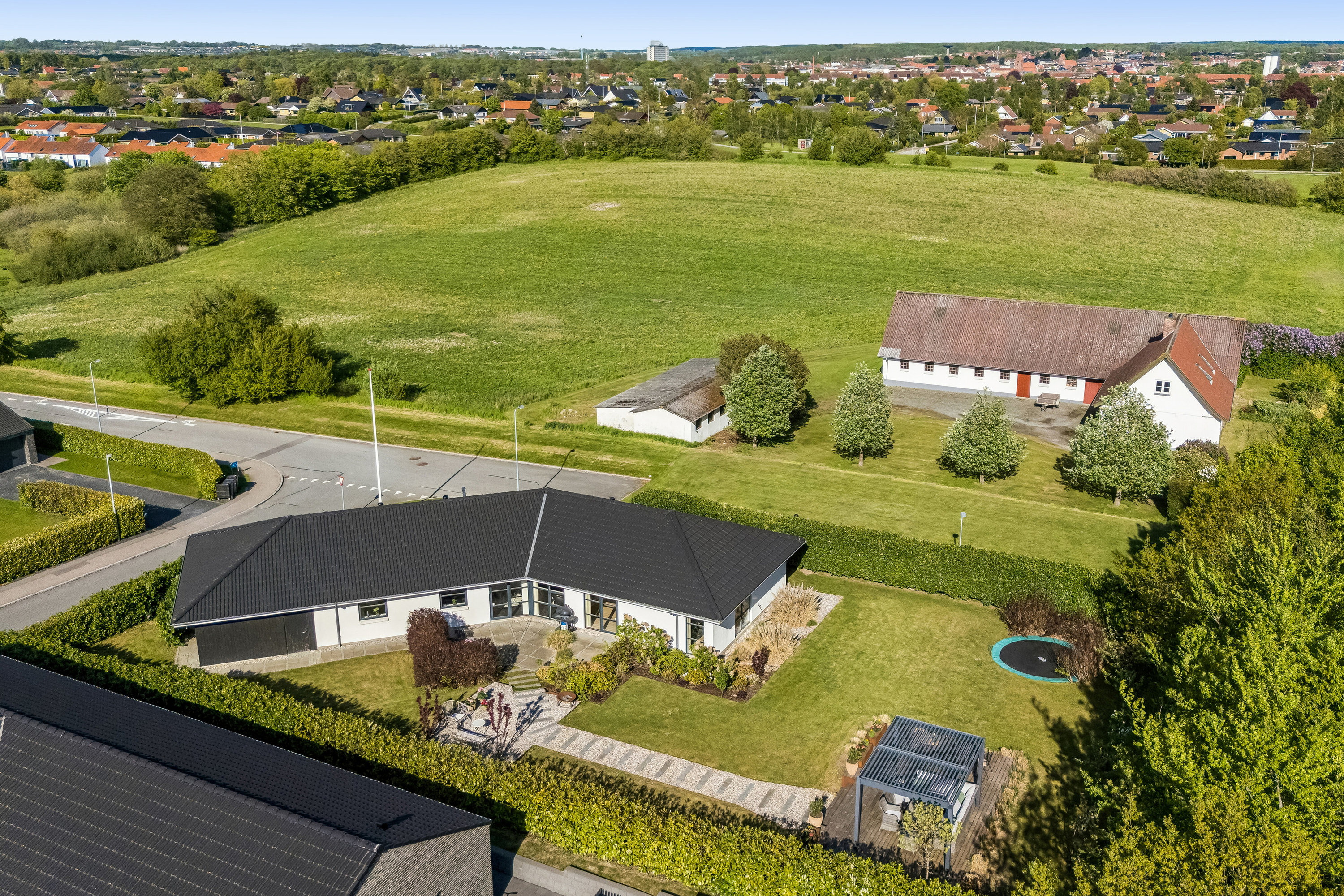 Fremhævet set fra haven billede i fuldskærmstilstand. Billede af Halfdan Rasmussens Vej 114, 4700 Næstved